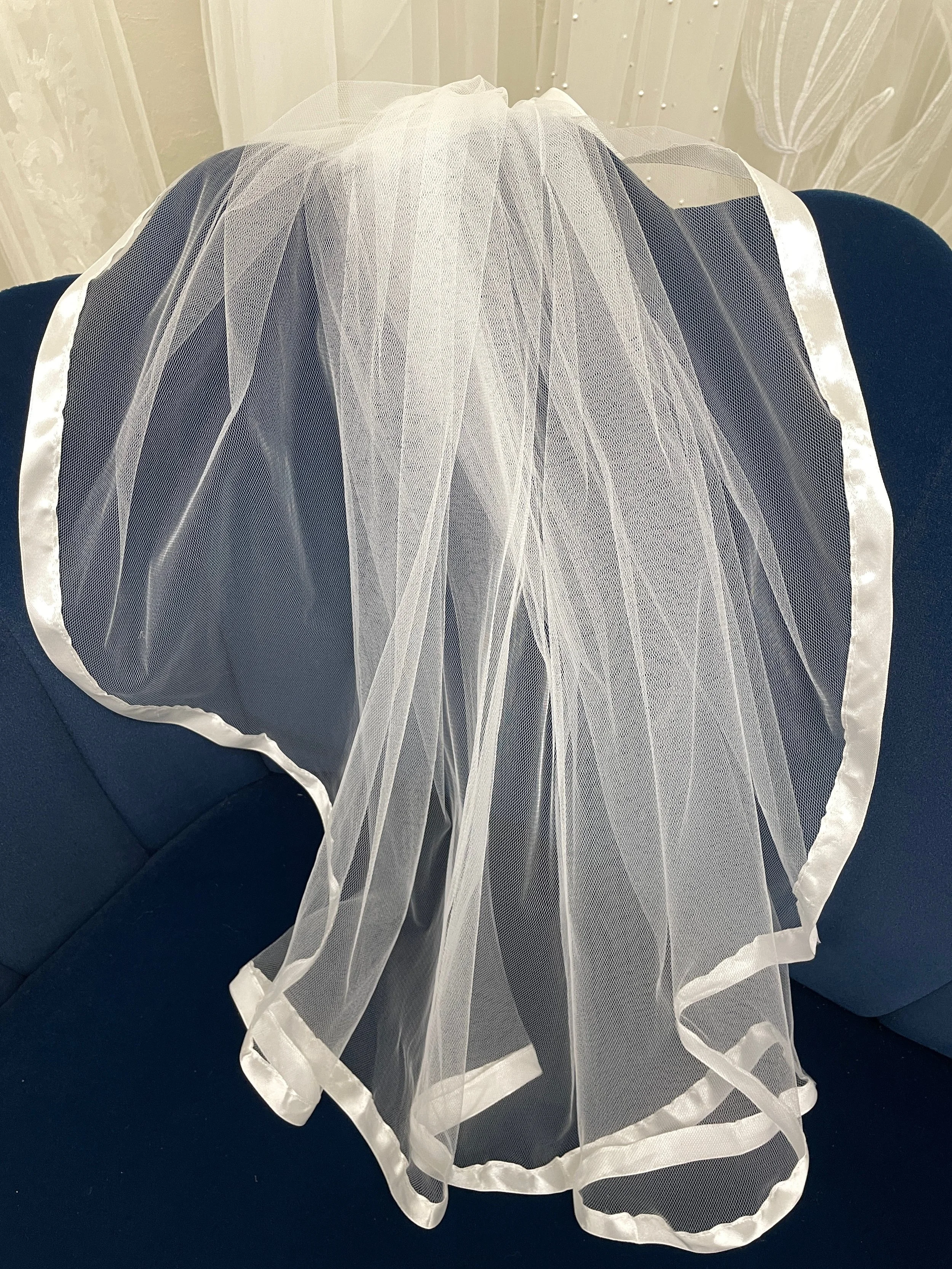 Veil:  25" shoulder length, ribbon trim edge