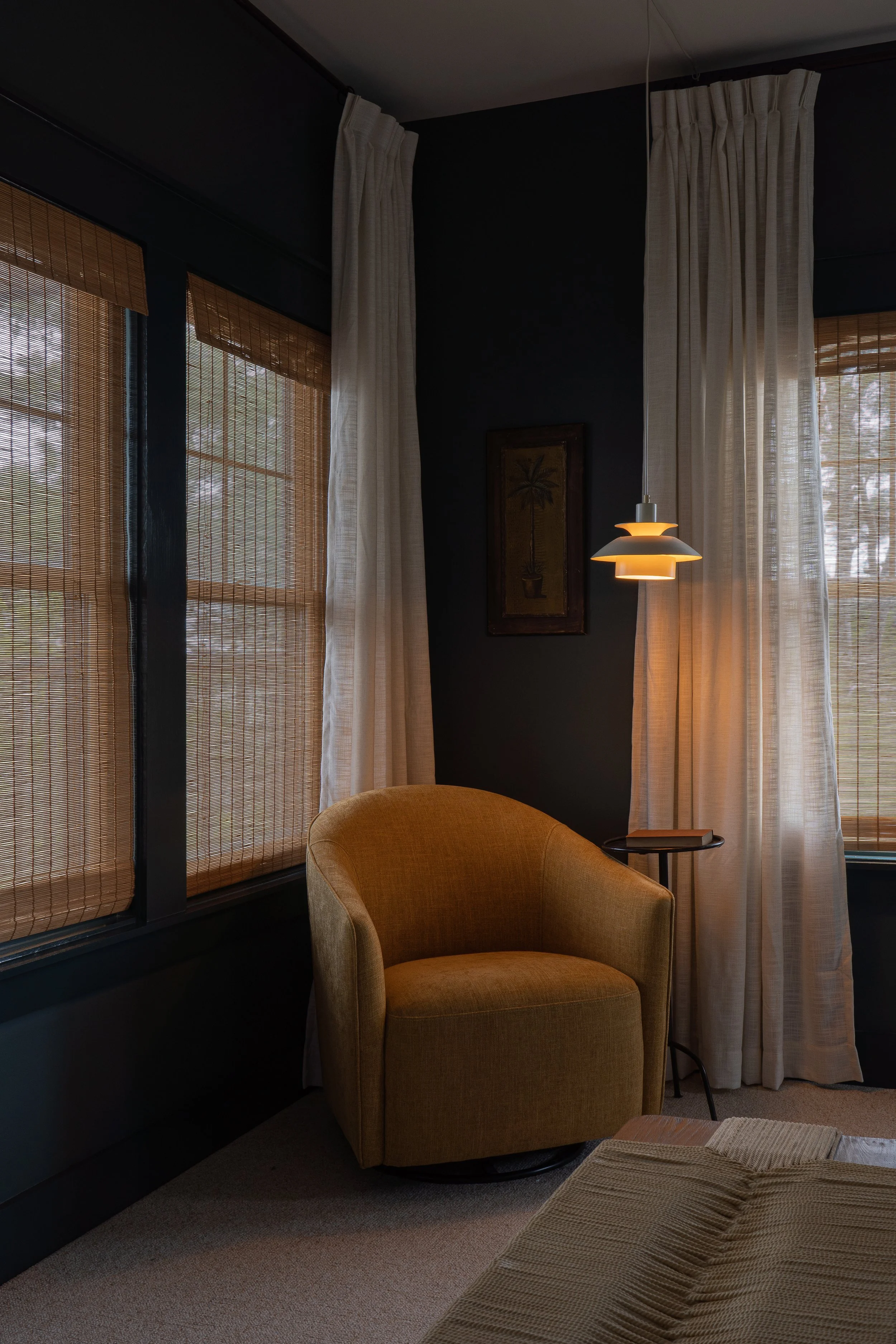 S Summit_King Guest Chair light on.jpg