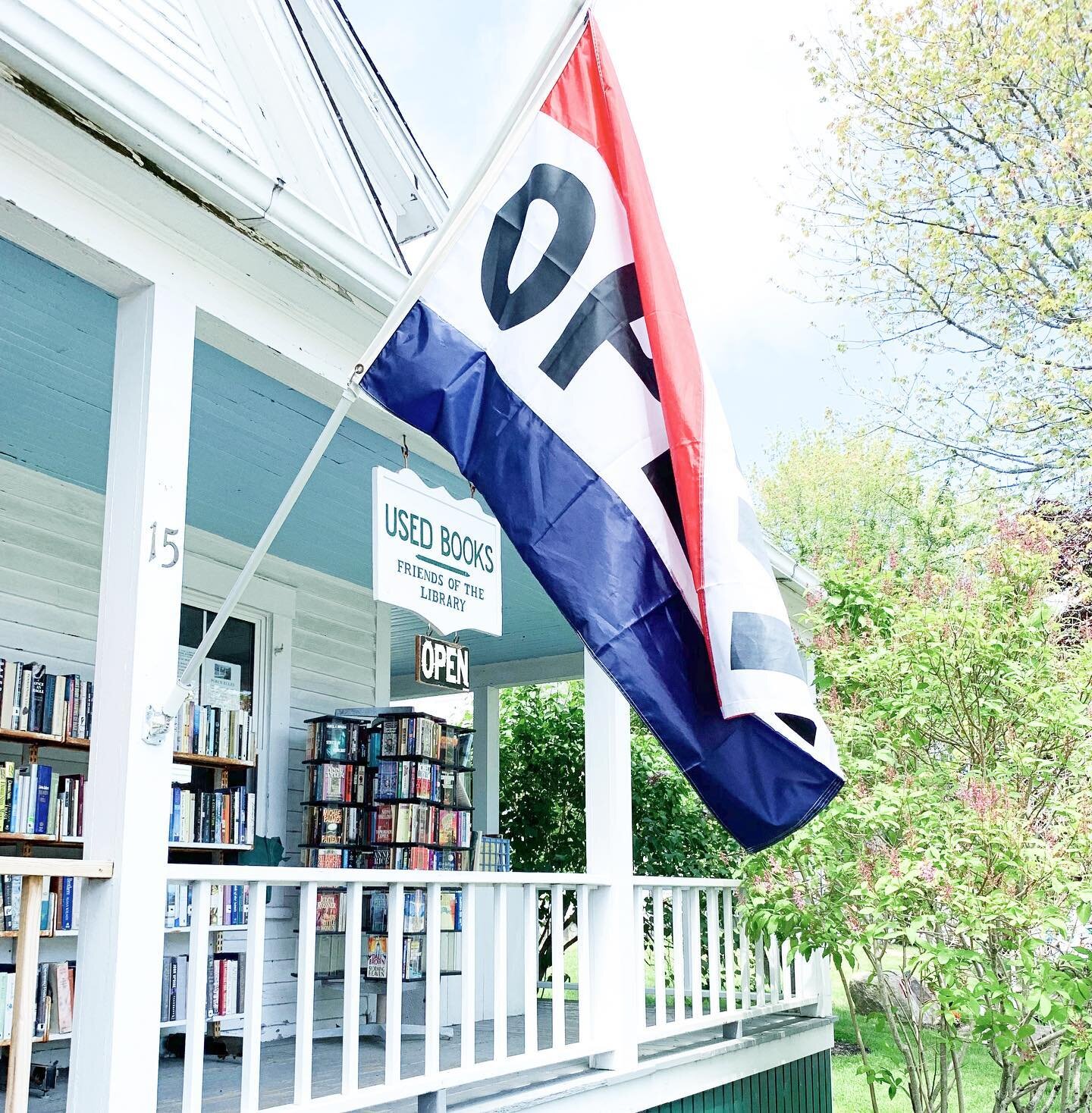 I can't seem to resist popping my head into a new bookstore - indie or used or otherwise. There's something so exciting about meeting people who are as jazzed about books as I am. Bibliophiles for life, amirite?

*
*
*
*
*
#writingcommunity #amwritin