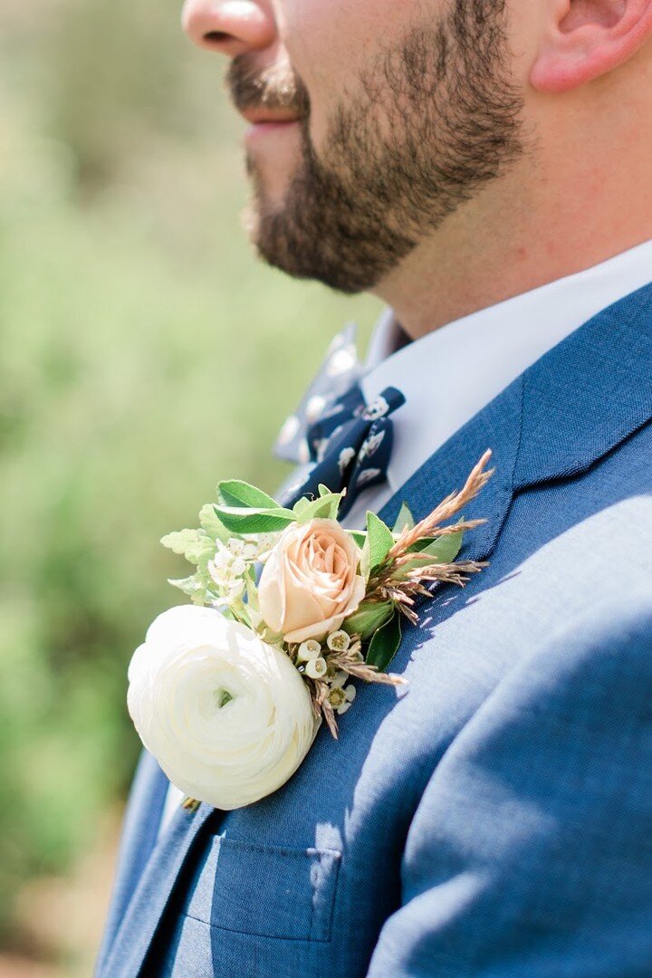 Jesse&rsquo;s boutonni&egrave;re for his Colorado wedding 😍​​​​​​​​
​​​​​​​​​​​​
​​​​​​​​Captured expertly by @emilymaephoto​​​​​​​​​​​​​​​​
Flowers: @kind_floral ​​​​​​​​
Planner: @skeventspecialists ​​​​​​​​​​​​​​​​
Venue: @ggresortandclub ​​​​​​​