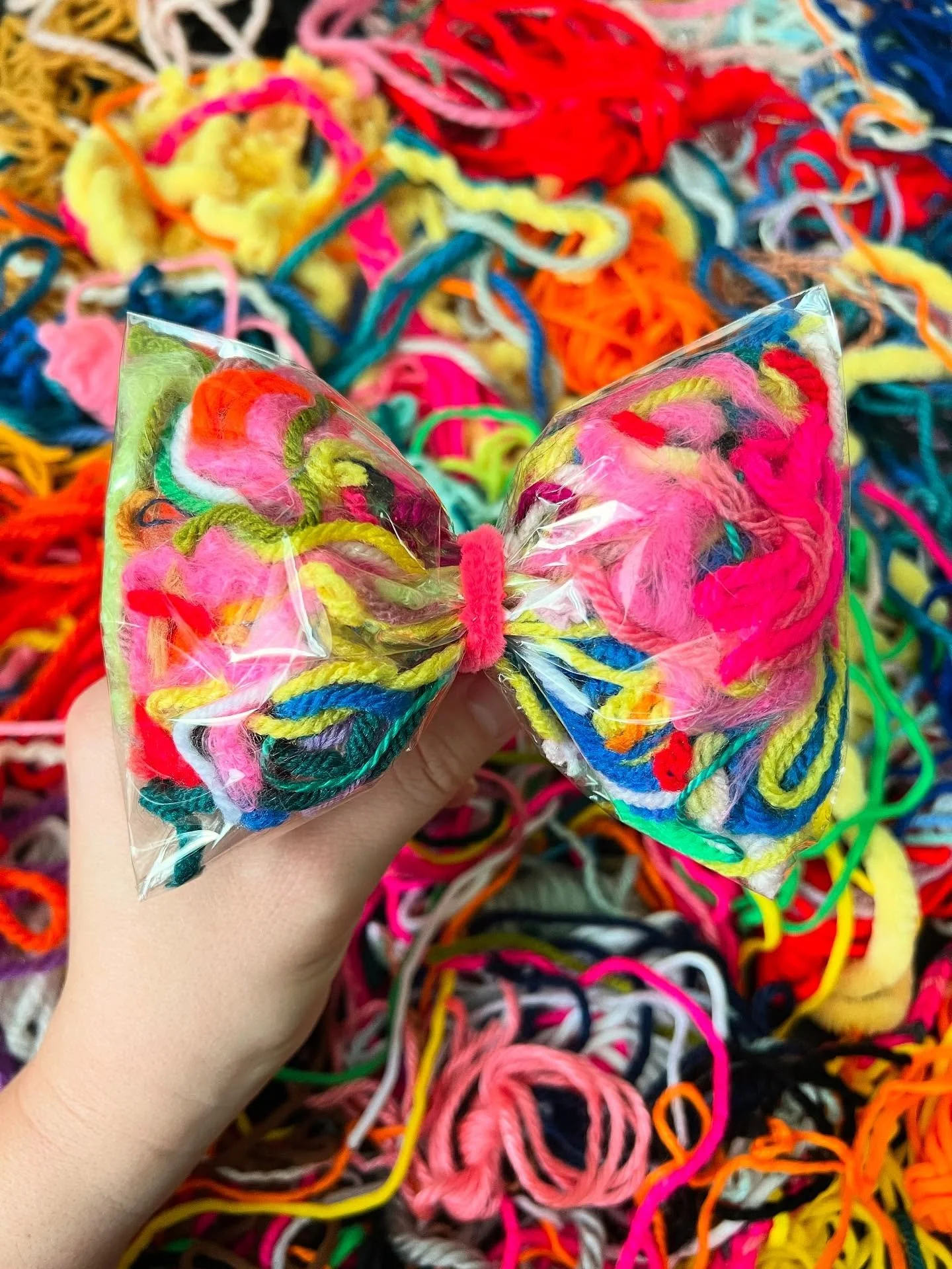 Made this upcycled bow using a cellophane greeting card wrapper and scrap yarn from @scrapexchange. It looks pretty snazzy if you ask me 😁