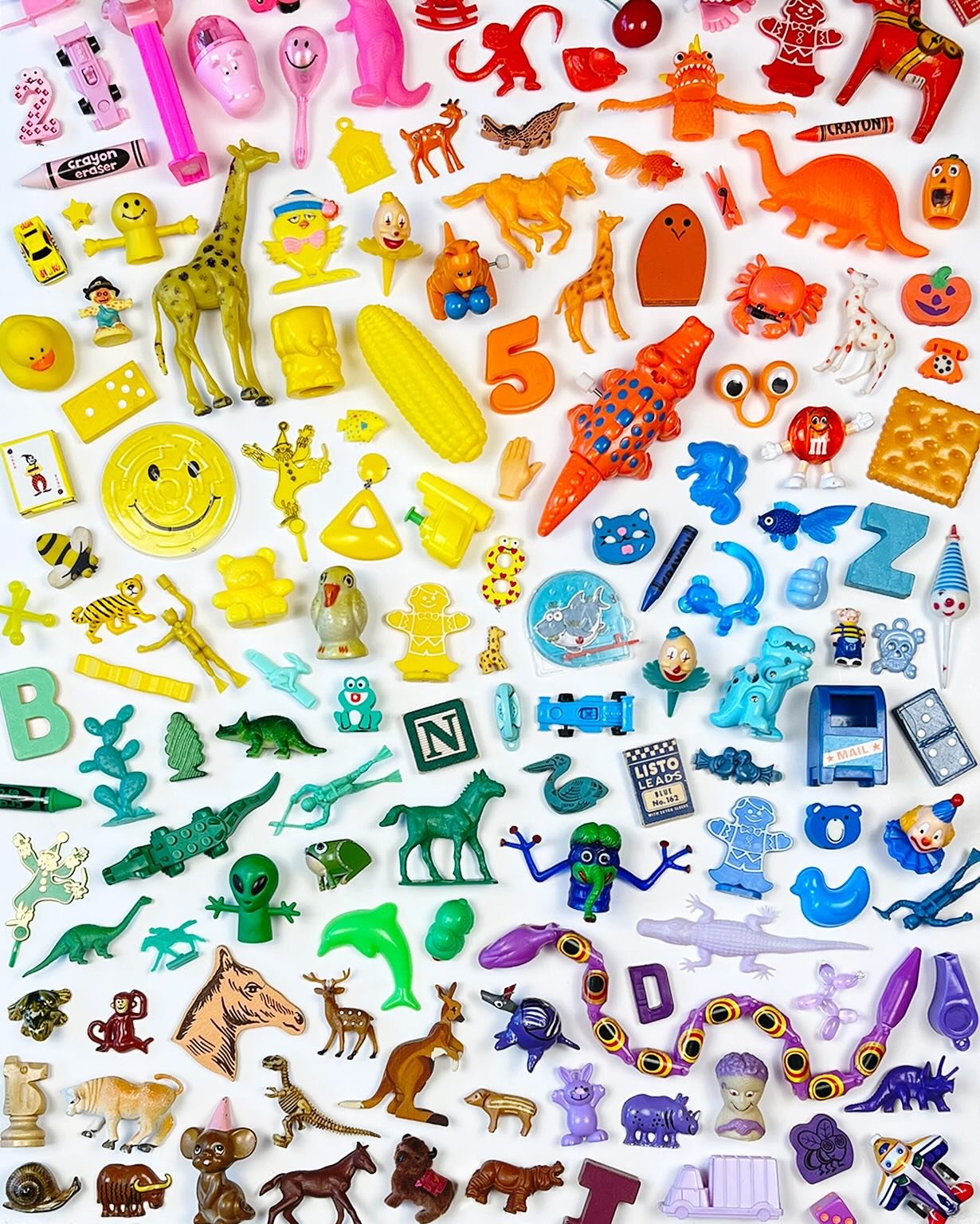 It&rsquo;s my dream to see this photo on a puzzle one day (hi @galisonpuzzles 😉) but for now I&rsquo;ll settle for this postcard set that&rsquo;s hot off the press! Swipe to see alllll the fun trinkets, lovingly arranged in rainbow order, and printe