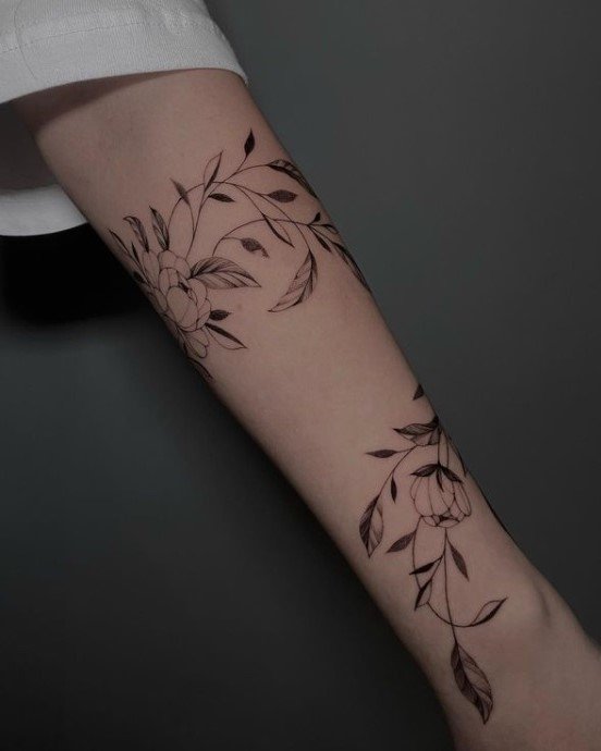 The Hive – Sky Coyote – Full Color Tattoo – Watercolor Tattoo – Black and Grey Tattoo – Floral Tattoo – Delicate Tattoo – Flower Tattoo – Feminine Tattoo