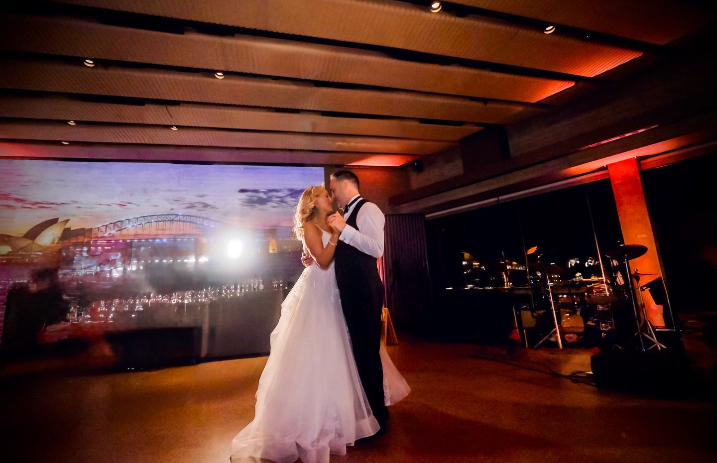 Their first dance&hellip; and honestly, moments like this are why we love what we do! 📸🎥
A quiet corner inside the Sydney Opera House, the harbour lights outside, the music warming up behind us &mdash; and these two absolutely lost in their own lit