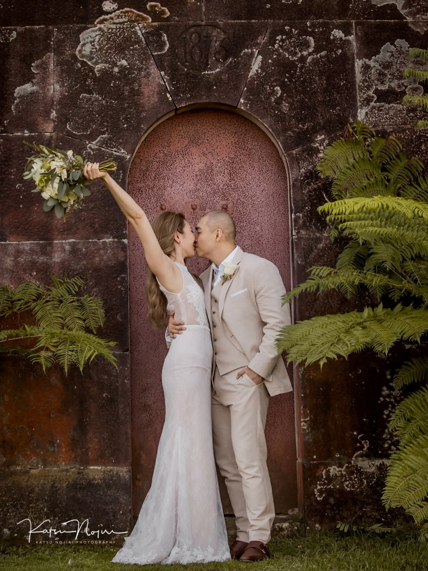 Everyone has that spot&hellip; and this is mine! 🙋🏻&zwj;♂️😆
Gunners Barracks&rsquo; iconic wall never disappoints &mdash; timeless stone, soft light, and just enough drama for a quiet kiss 💋 and a celebratory bouquet lift. 

We didn&rsquo;t rush 