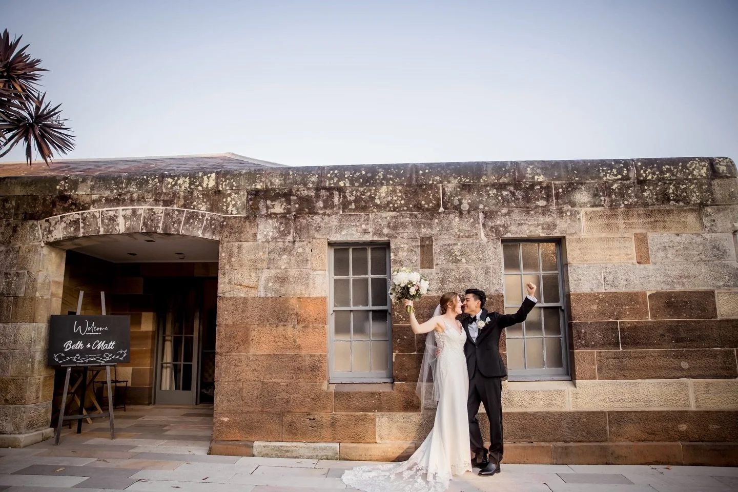Right outside Gunners Barracks and he&rsquo;s already celebrating like he just won a grand final 🏆🫶🏻❤️

This is why I love photographing weddings at Gunners Barracks in Mosman. You get the elegant historic sandstone, beautiful soft light&hellip; a