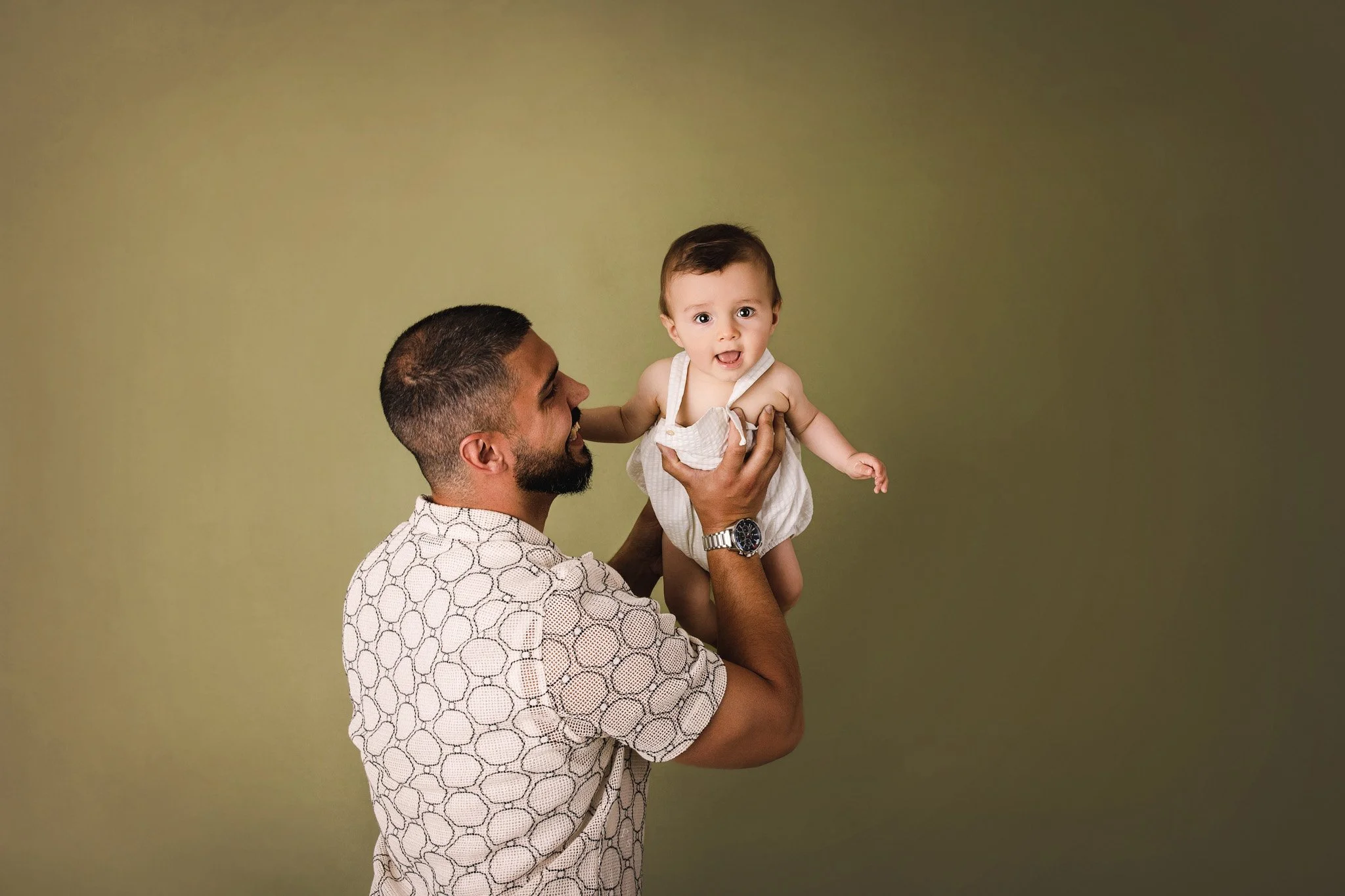 pai brinca com filho sessão bebé e familia estudio de fotografia porto