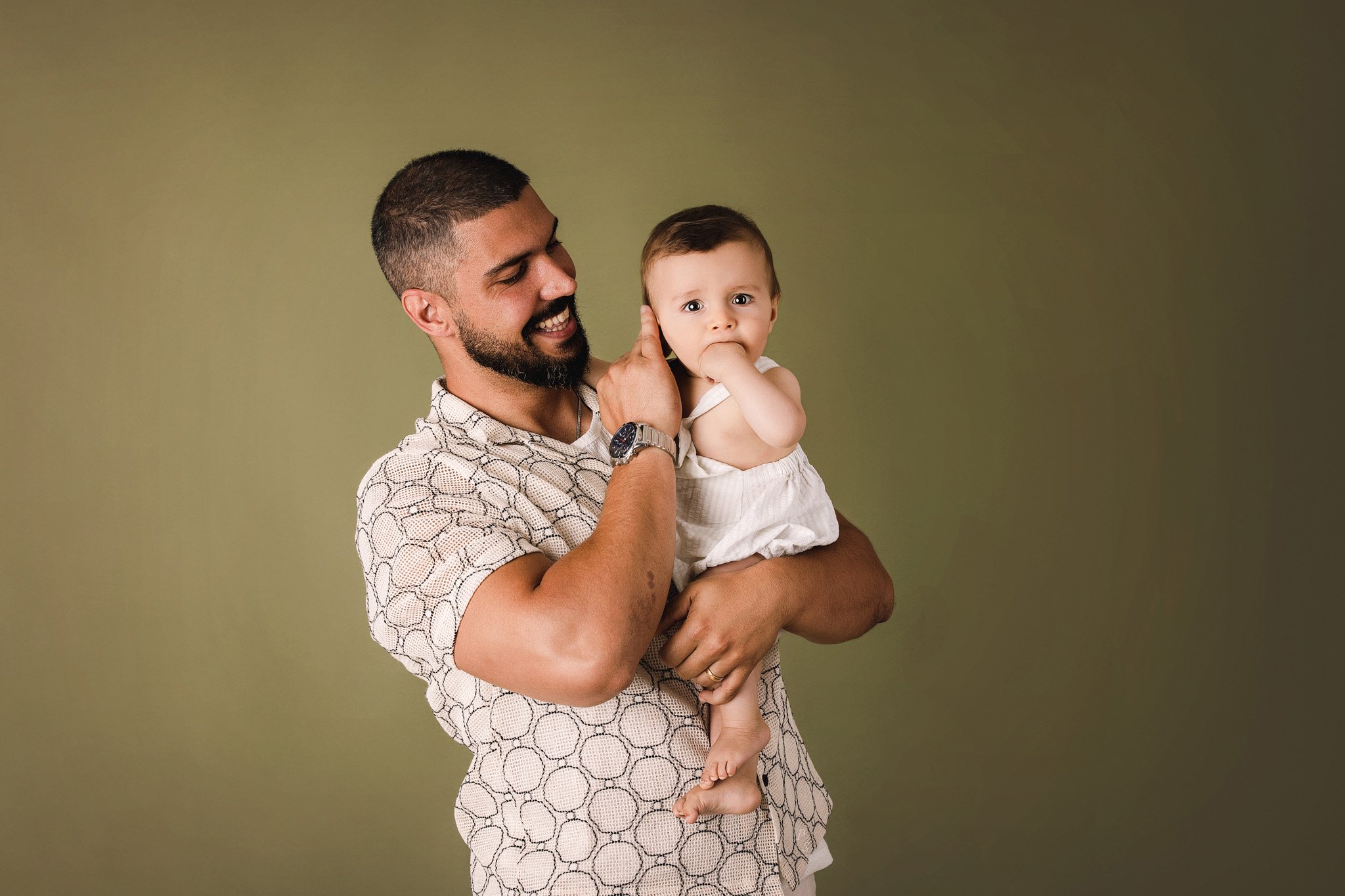 pai com bebé ao colo sessão bebé e familia estúdio de fotografia porto