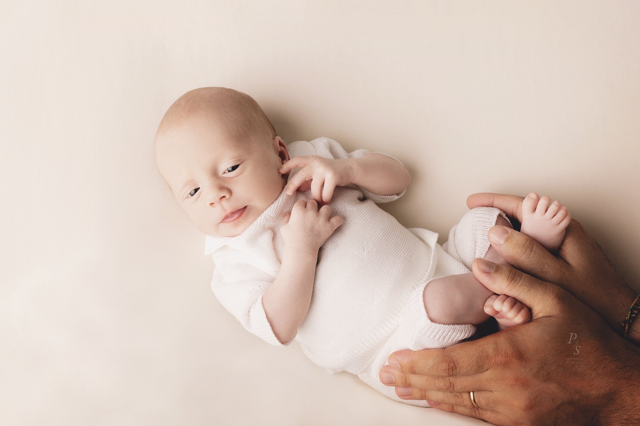 &ldquo;A new baby is like the beginning of all things-wonder, hope, a dream of possibilities.&rdquo; 🤍🌿
&mdash;Eda J. Le Shan

 #recemnascido #fotografianewborn #fotografiarecemnascido #sessaofotograficarecemnascido #fotografiarecemnascidoporto #re