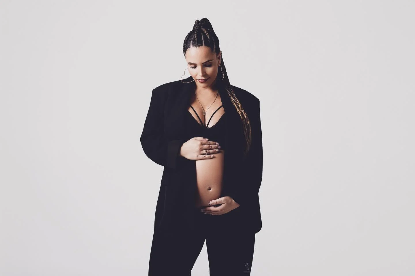 Amanh&atilde; celebramos todas as mulheres.
As que geram. As que cuidam. As que amam sem medida.
Cada gesto, cada sorriso, cada abra&ccedil;o &eacute; um legado de amor. Merece ser lembrado e celebrado.

Partilha com uma mulher que te inspira ✨
Ou gu