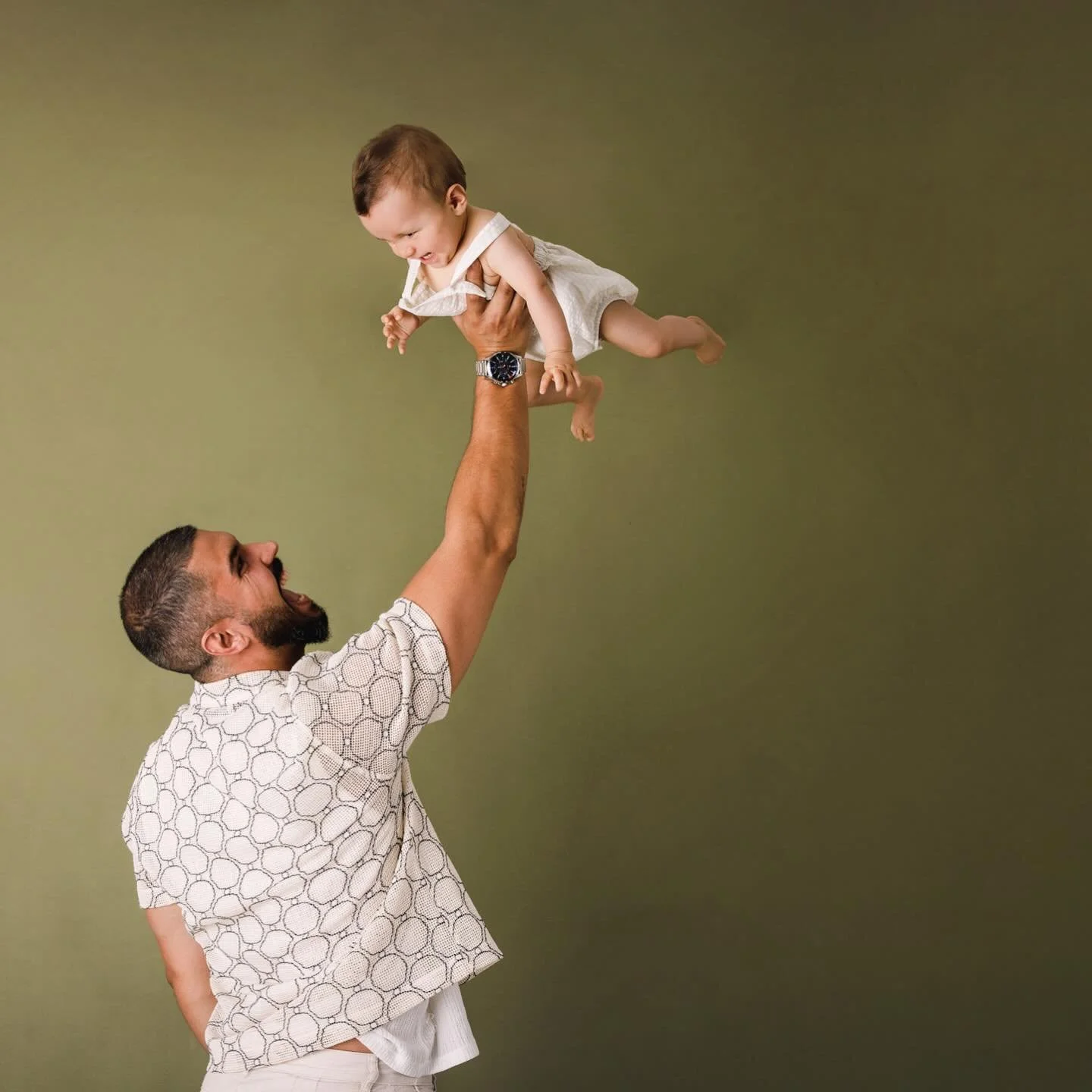 Hoje celebramos uma forma &uacute;nica de estar, de cuidar, de amar.
A presen&ccedil;a que nem sempre &eacute; ruidosa, mas que se sente em tudo. A ternura que se revela nos pequenos detalhes.
O olhar atento que acompanha cada descoberta.
O colo que 