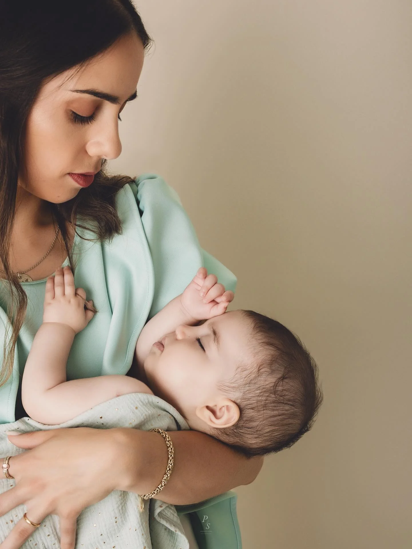 No colo da m&atilde;e, o mundo abranda.
H&aacute; um aconchego que envolve, que protege, que &eacute; casa.
E naquele instante sereno, cabe um amor inteiro. Profundo, imposs&iacute;vel de explicar. 🤍 
.
.
🖱www.portraits.pt

#mae #colodemae #retrato