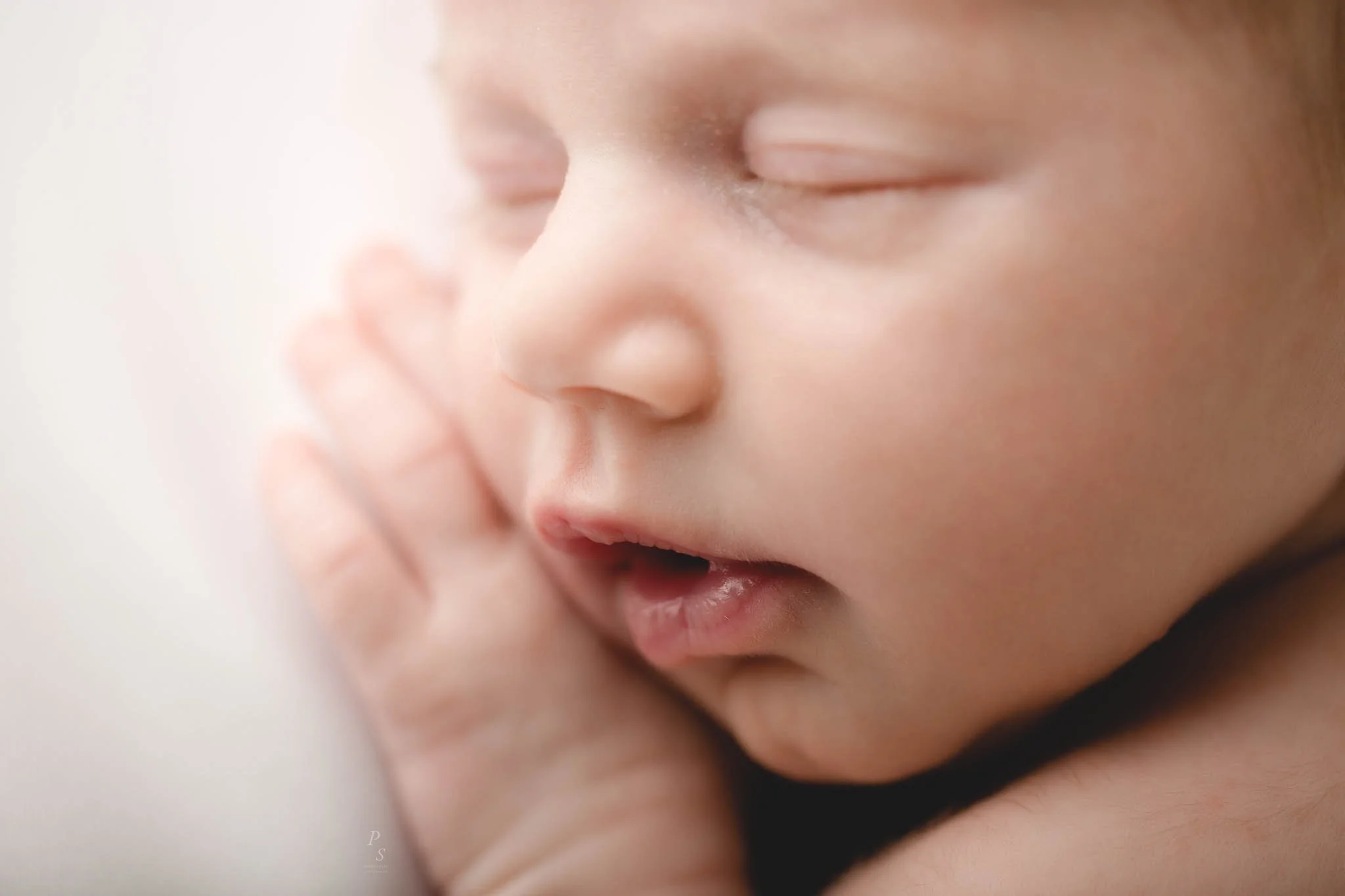 Small details. 
Big memories. 🤍🌿

🖱️ www.portraits.pt

 #newborn #recemnascido #portraitstsusanamelomachado