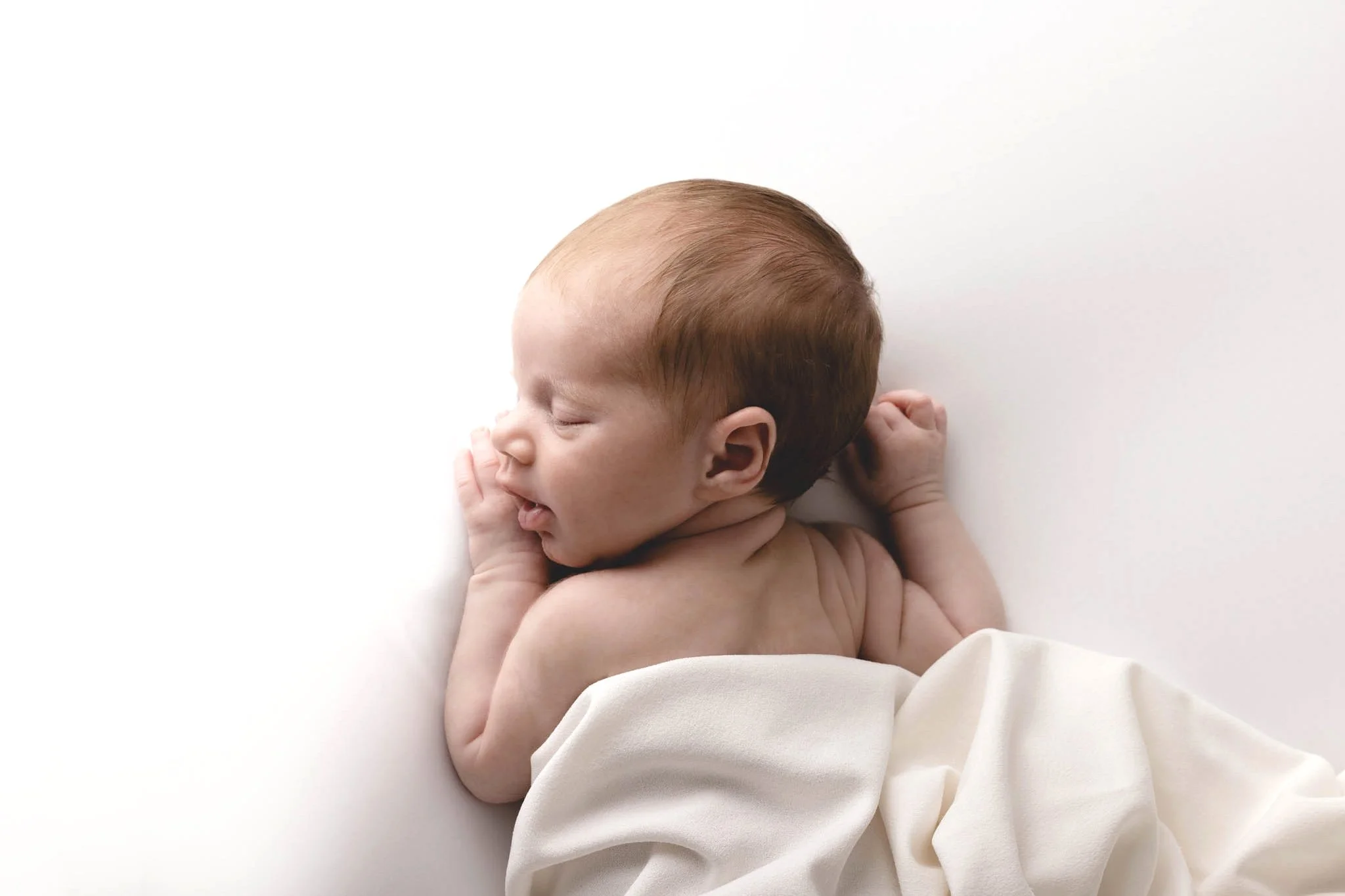 Alguns momentos s&oacute; ficam na mem&oacute;ria&hellip; porque foram guardados.
Como gostavas de recordar os primeiros dias do teu beb&eacute;?🤍 🌿

🖱  www.portraits.pt

 #newborn #recemnascido #portraitstudiosusanamelomachado