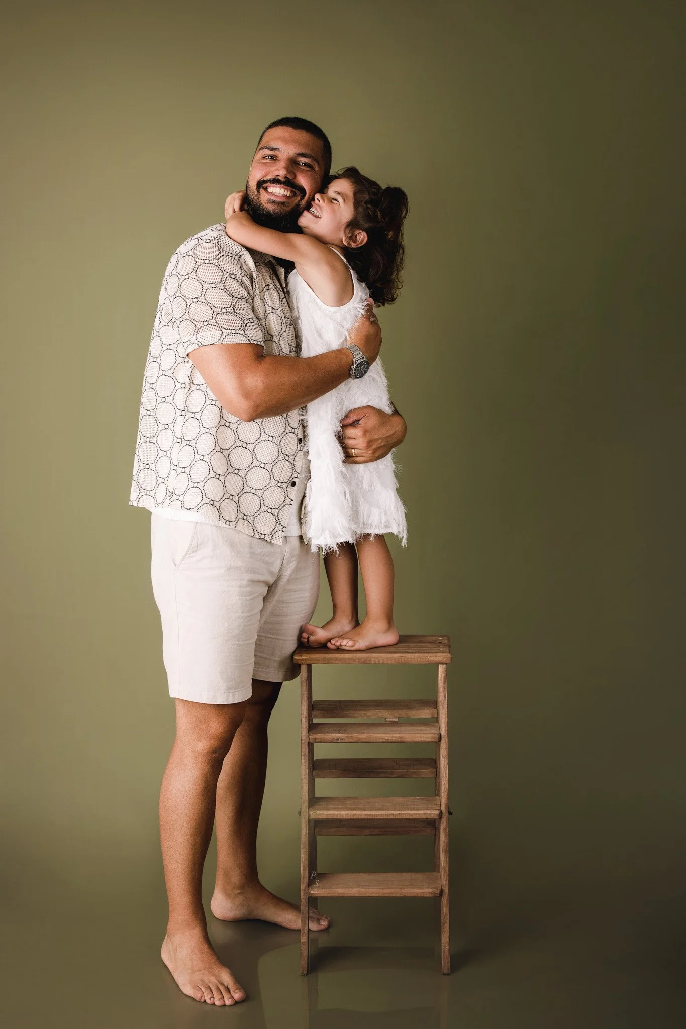 filha abraça pai sessão bebé e familia estúdio de fotografia porto