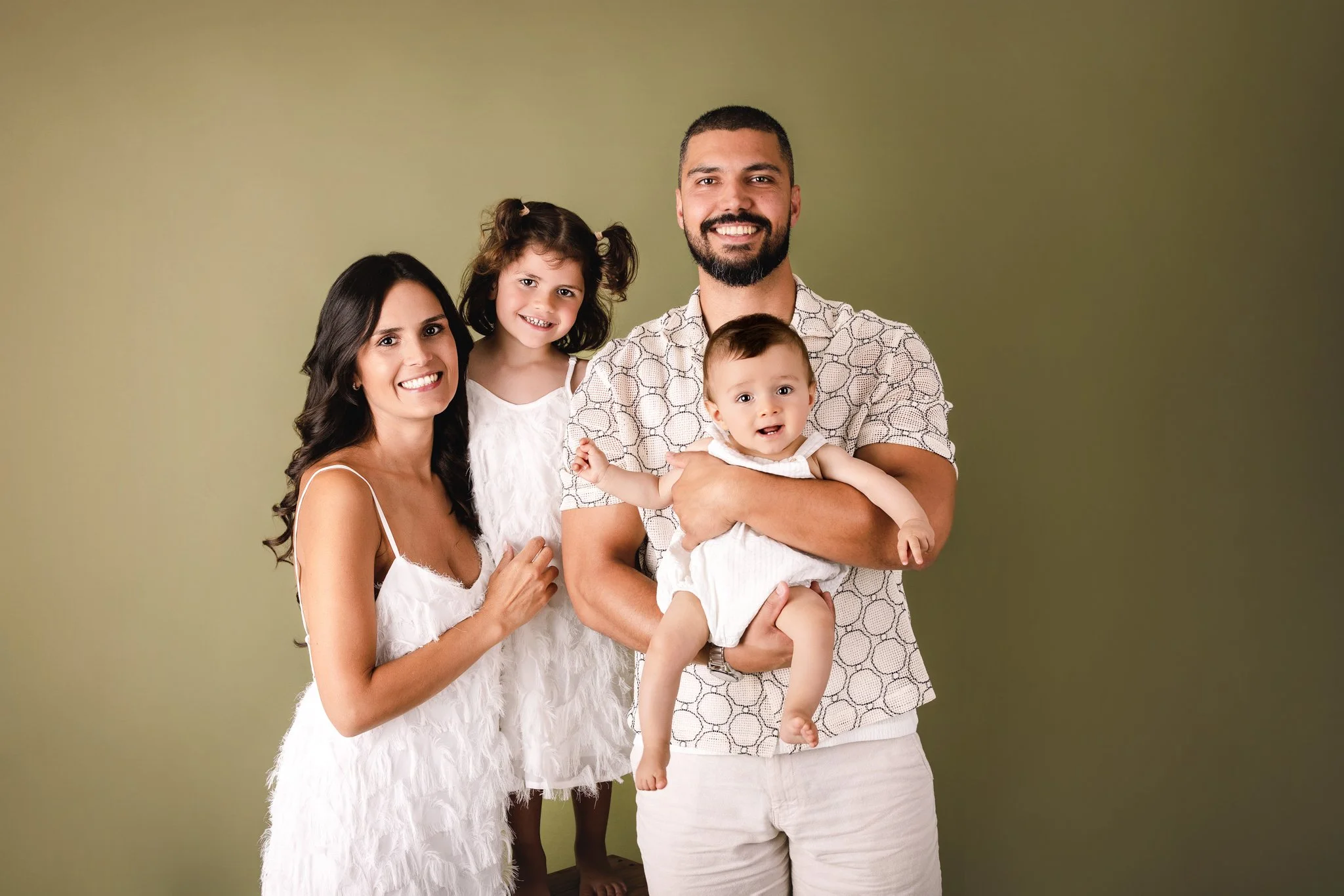 pais menina e bebé sessão bebé e familia estúdio de fotografia porto