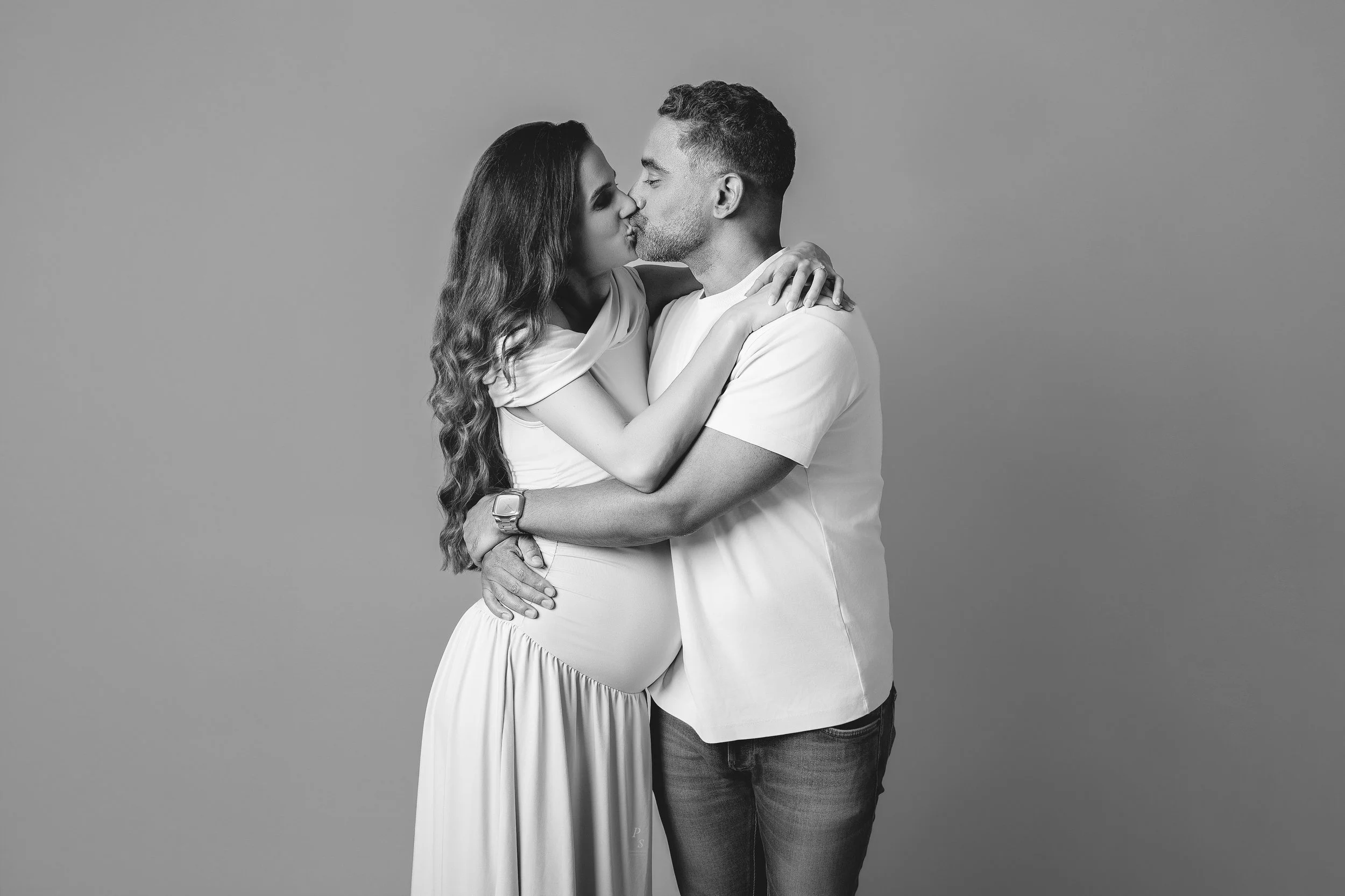 casal a beijar sessao maternidade grávida estúdio de fotografia porto