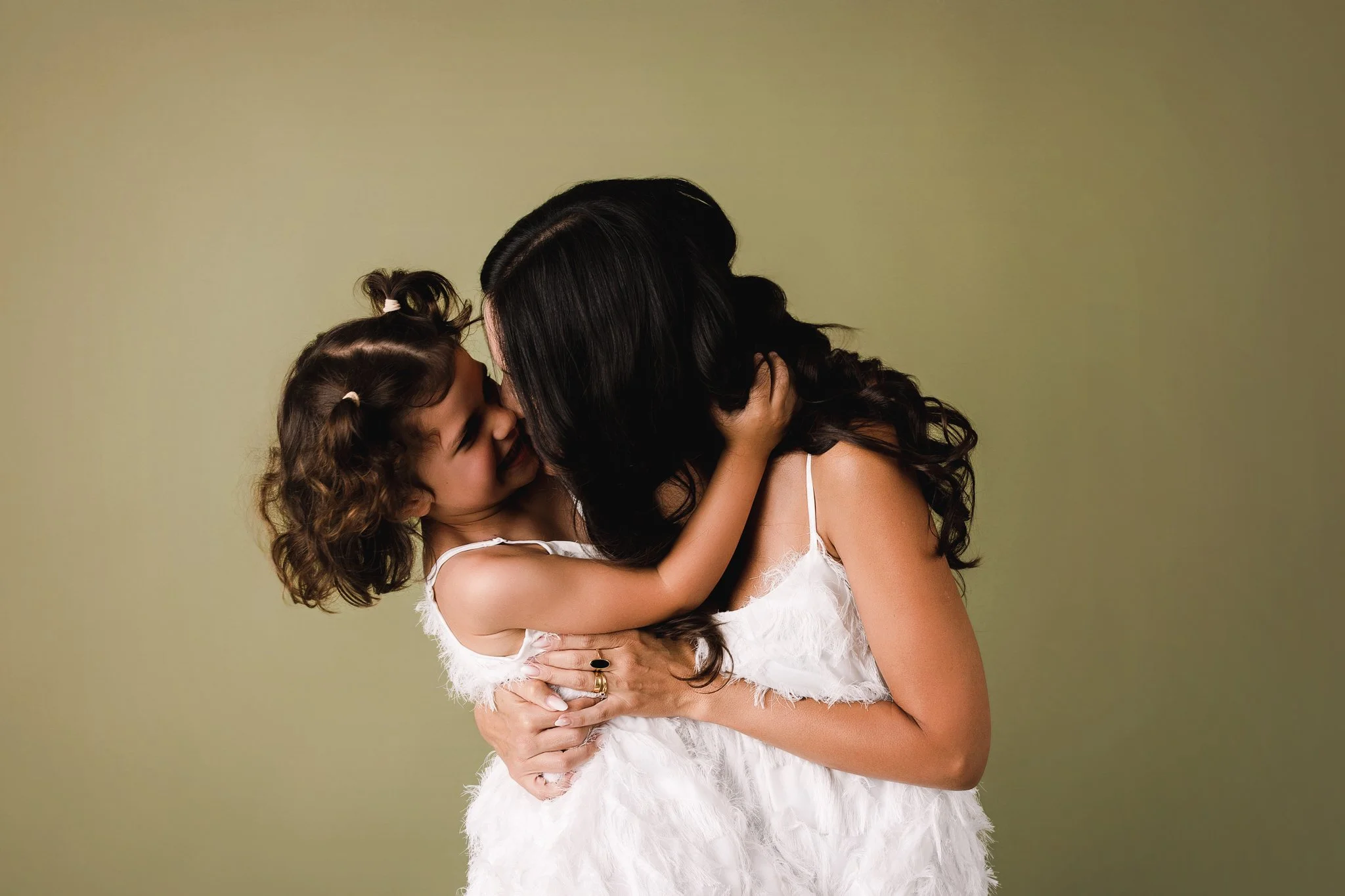 mãe e filha a brincar sessão bebé e familia estudio de fotografia porto