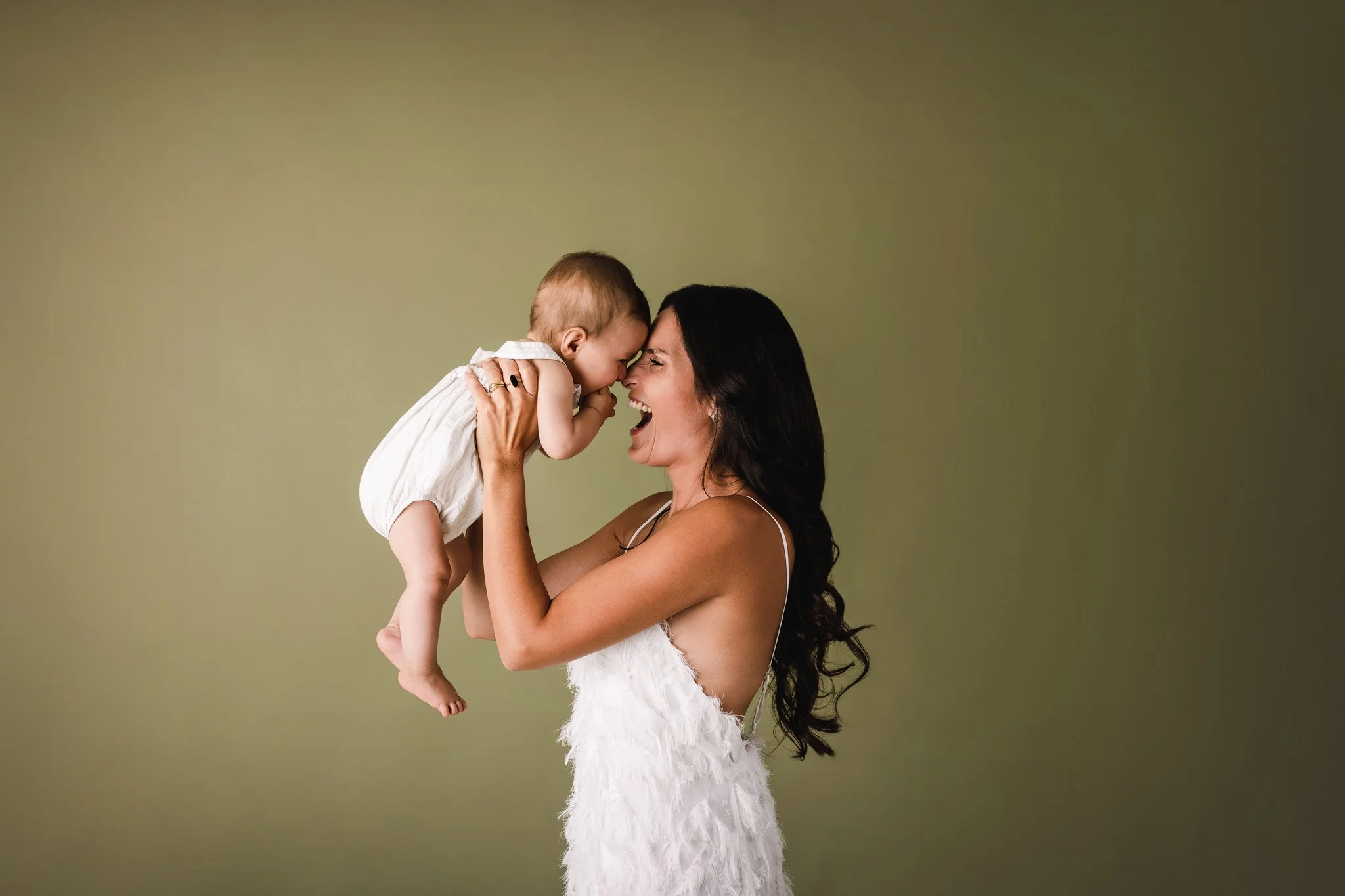mãe brinca com o filho sessão bebé e familia estudio de fotografia porto