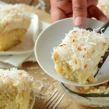 🥥 Tres Leches de Coco IT'S HERE 😋 And now available for orders 🥳 

🤤 Our beautiful vanilla sponge soaked in coconut milk sauce, light and silky meringue topped with shredded coconut and almond flakes 😍

What are you waiting for??? 😱

Order befo