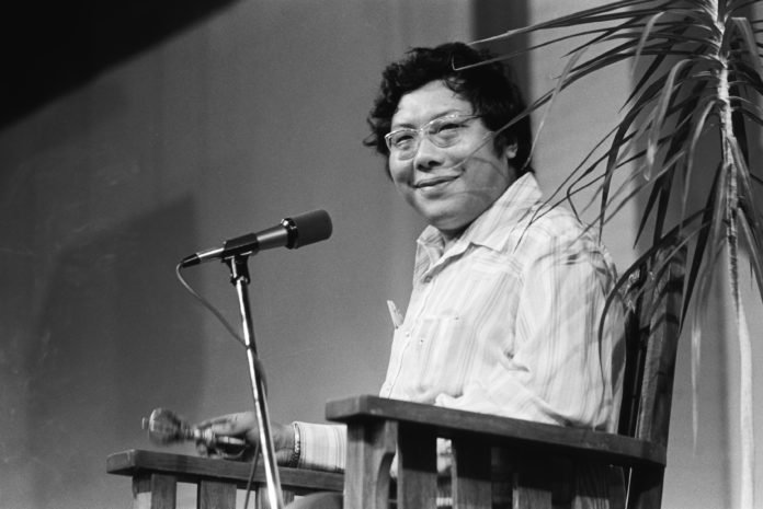 Chogyam-Trungpa-Rinpoche-4-1974-photo-by-Hudson-Shotwell-696x465.jpg