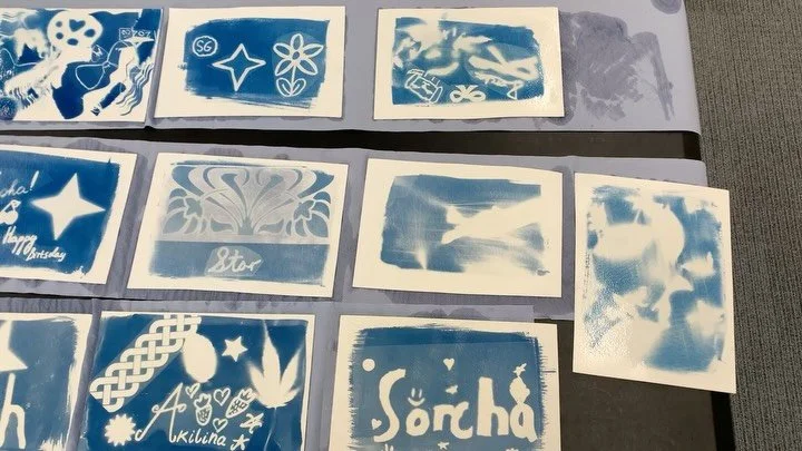 A lovely creative day at Naas Library for Crinniu na n&Oacute;g. We dabbled with cyanotypes, making blue photograms from natural foliage, 3D shapes and original doodles ⭐️

It was my first time being part of this annual day for children, and it was a