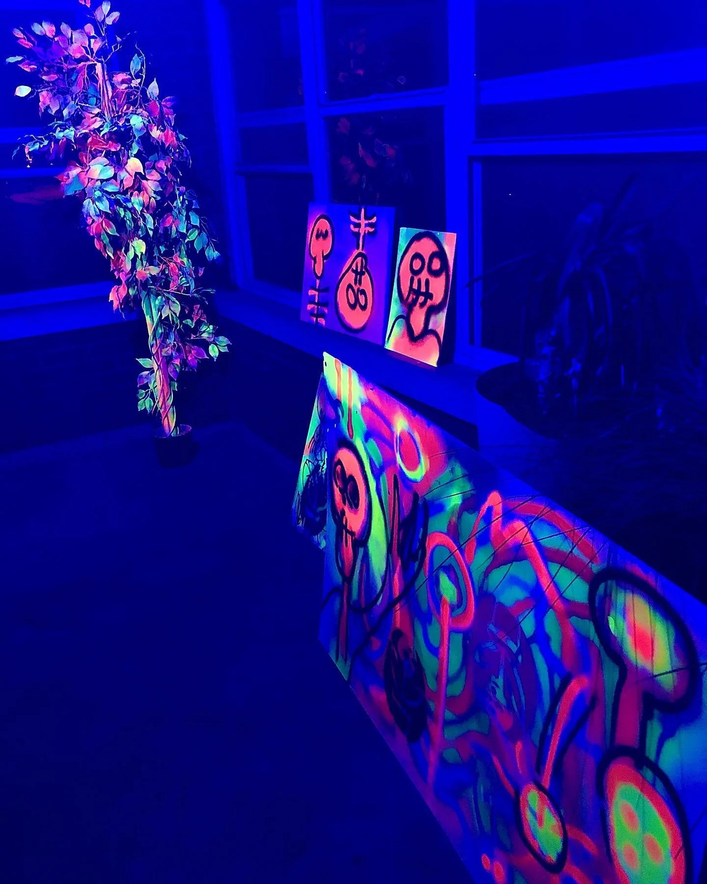 Couple immersive WIPs &bull; Back at it at the 21st st studio 🤙🏼 🎨 
&bull;
&bull;
#artistsoninstagram #artistsofinstagram #custom #stencil #paint #🕉 #sharpie #krylon #to11 #mixedmedia #love #2022 #immersive #immersiveart #lightglobes #customlight