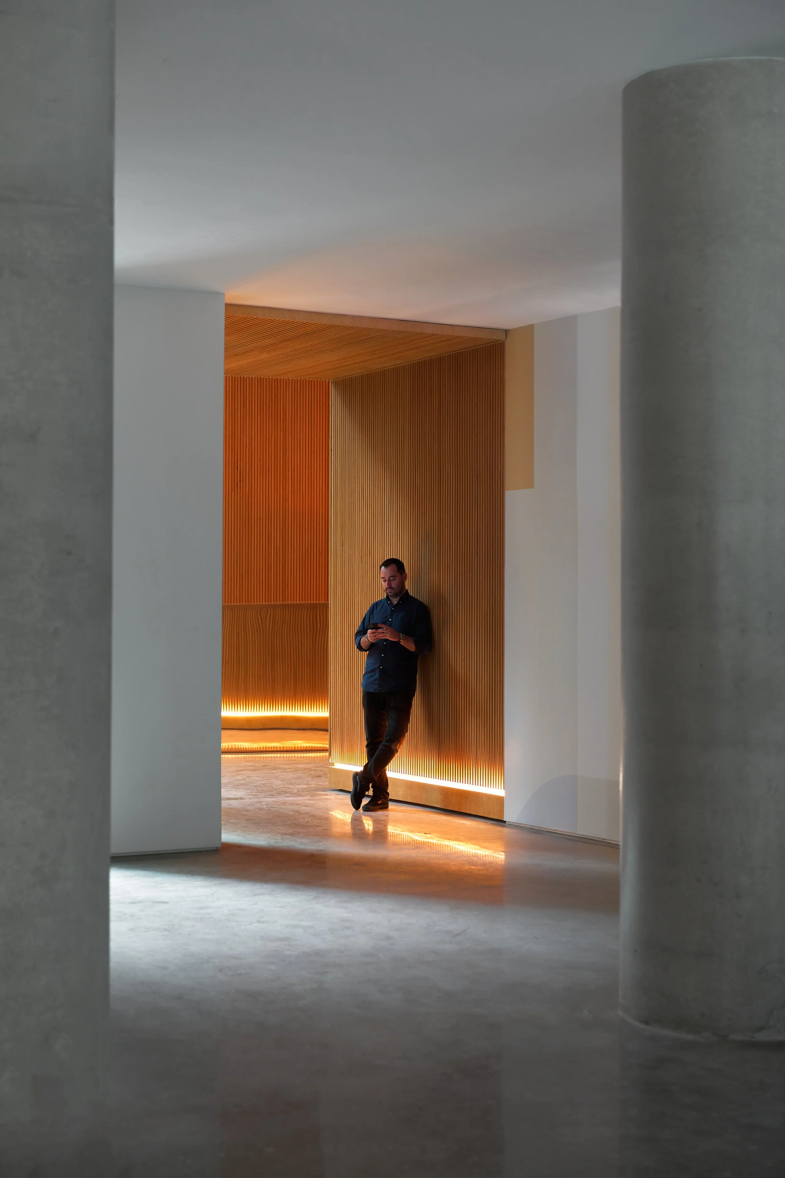 98 FRONT-04C-LOBBY HALL_fullres.jpg
