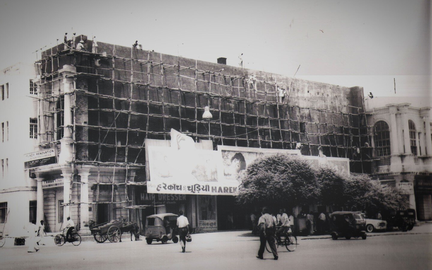 📽 Plaza cinema 🍿 - Connaught Place, New Delhi. Originally built in 1940! Such a huge part of our family history!⁠
.⁠
.⁠
.⁠
@brownhistory #hippogryphfilms #film #filmmaking #plaza #filmcommunity #filmproduction #movie #television #featurefilm #short