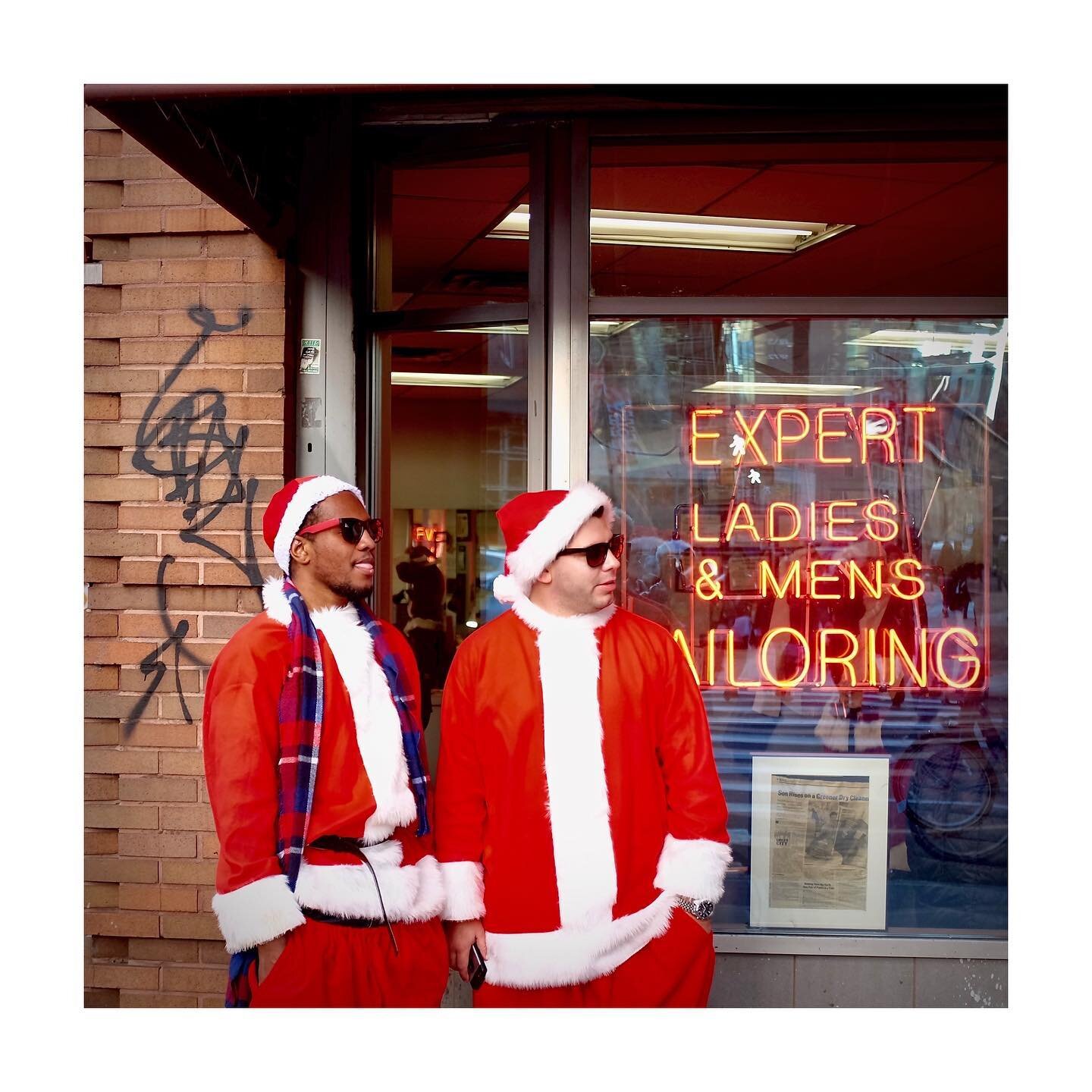 SantaCon 🎅🏾 more street shooting .
.
.lets shoot #HMU
.
.
.
#headshots #headshot #photoshoot #boudoir #lingerie #model #photo #portfolio #cameraman #capturemoments #liveauthentic #thatsdarling #thenativecreative #peoplescreatives #postthepeople #cr