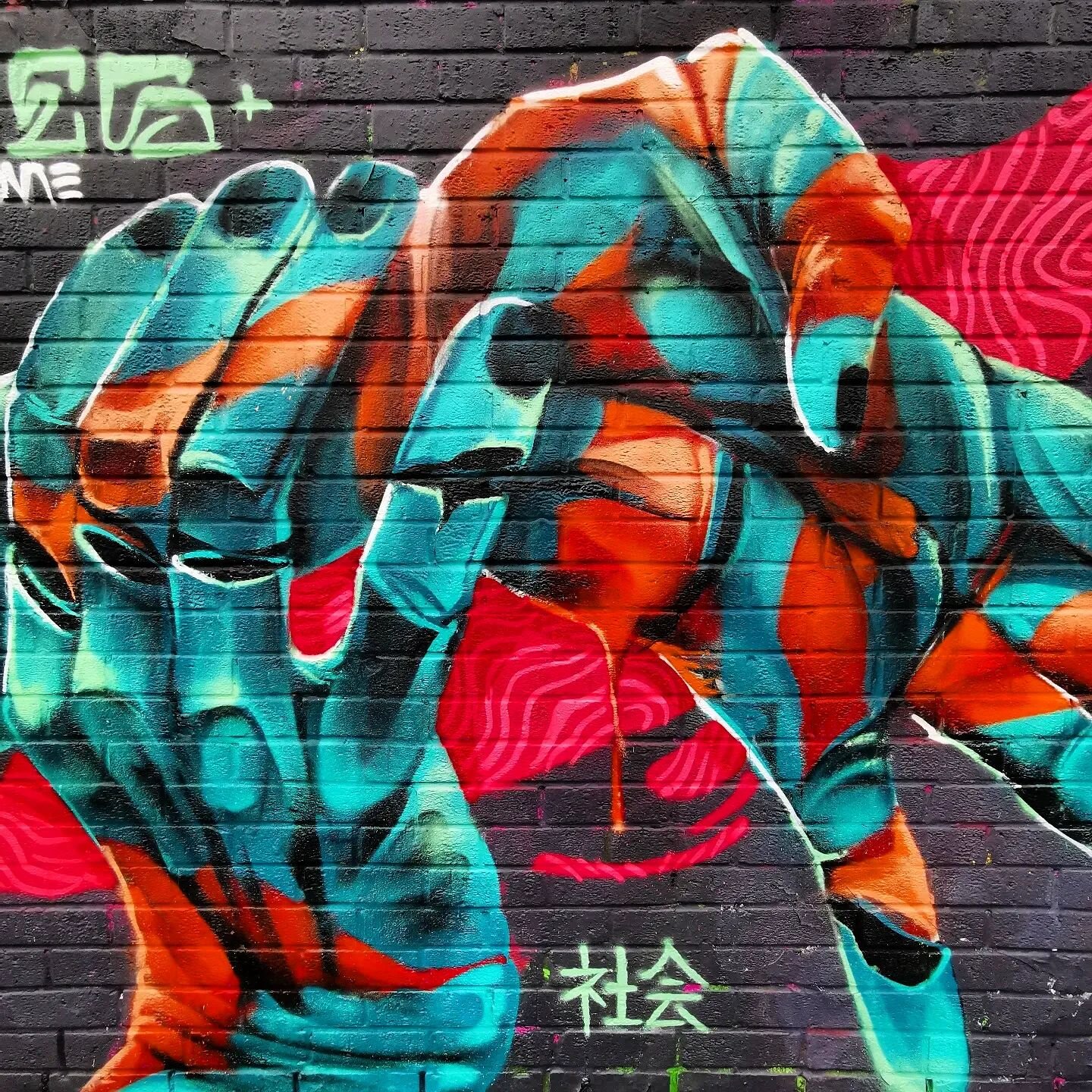Dem textures. Split hands. Puppet shadows.

#sprayart #spraypaint #muralart #mural #muralpainting #graffiti #graffitiart #streetart #streetartist #drawing #studio #wip