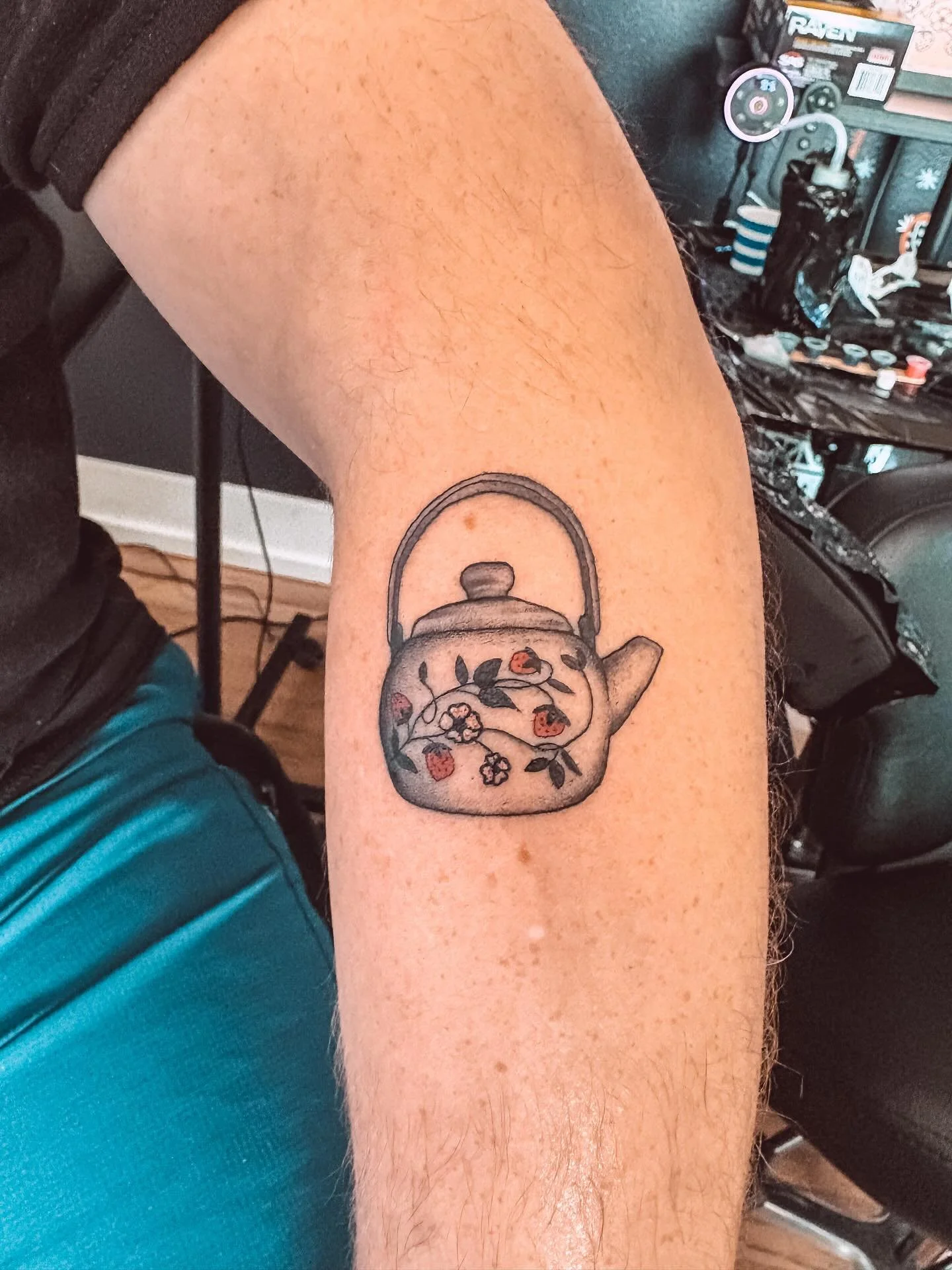 Loving this little tea pot from today with pops of red. 

Thank you @dunawaitaminute for letting me bring our little quail friend back to life and for this fun little piece. Looking forward to the next!