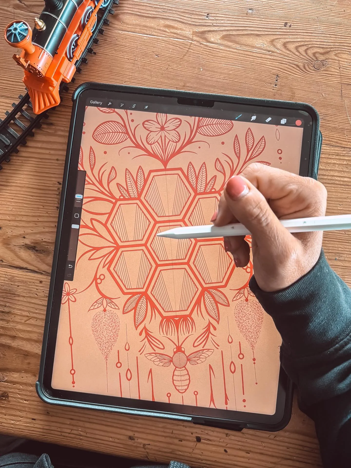 Feeling all kinds of motivated and inspired lately. 😍

I&rsquo;ve been working on a ton of new flash (cute Skelton animals for Halloween &amp; fall flora/fauna blackwork), but this illustrated honeycomb and honeybee series is the one I&rsquo;m most 