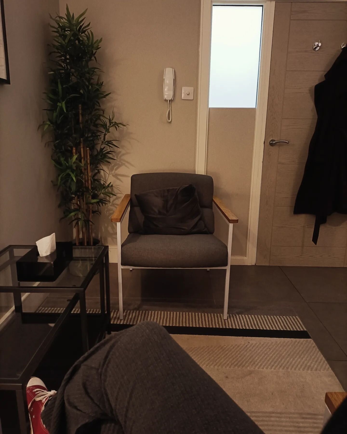 What I see and what you see (minus me!) 🛋️🌿

Here's the in person therapy room. It's pretty comfortable, relaxing, and super central, just a few steps from Surbiton station. There's a gender neutral toilet here. We have refreshing water, and a wait