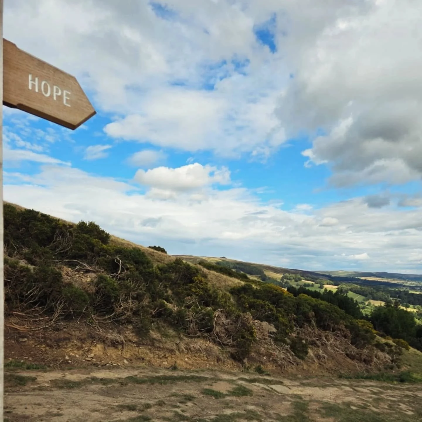 Bringing you some  h o p e  from the Peak district 🌟✨🍀🌬️

It felt great to get out in the fresh air 🐏 and it was good to push my body by climbing the hills 🫁😮&zwj;💨 Even if it was challenging! 🦵🏻🍃 I definitely connected with more hope; the 