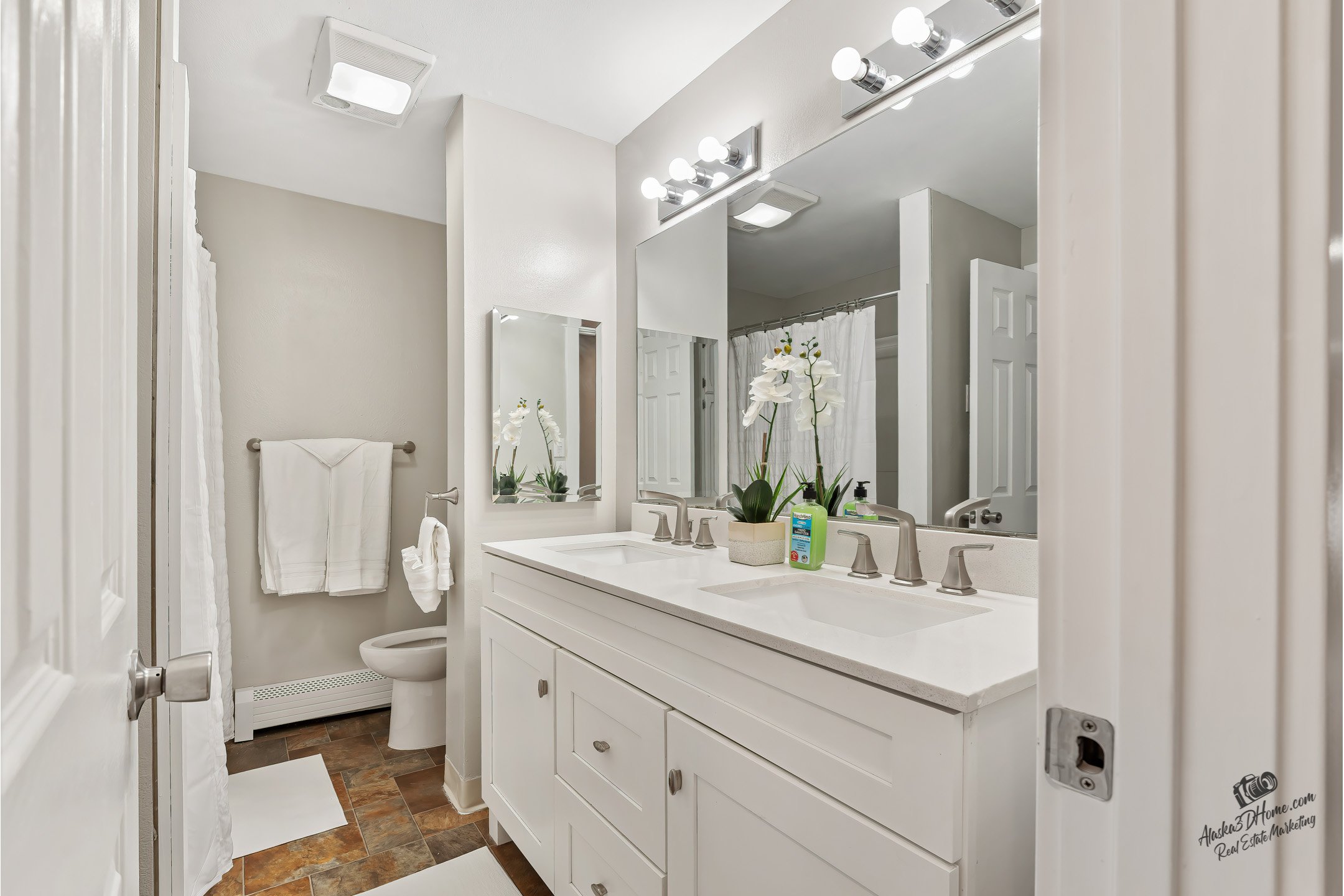 Bathroom Upstairs (Copy)