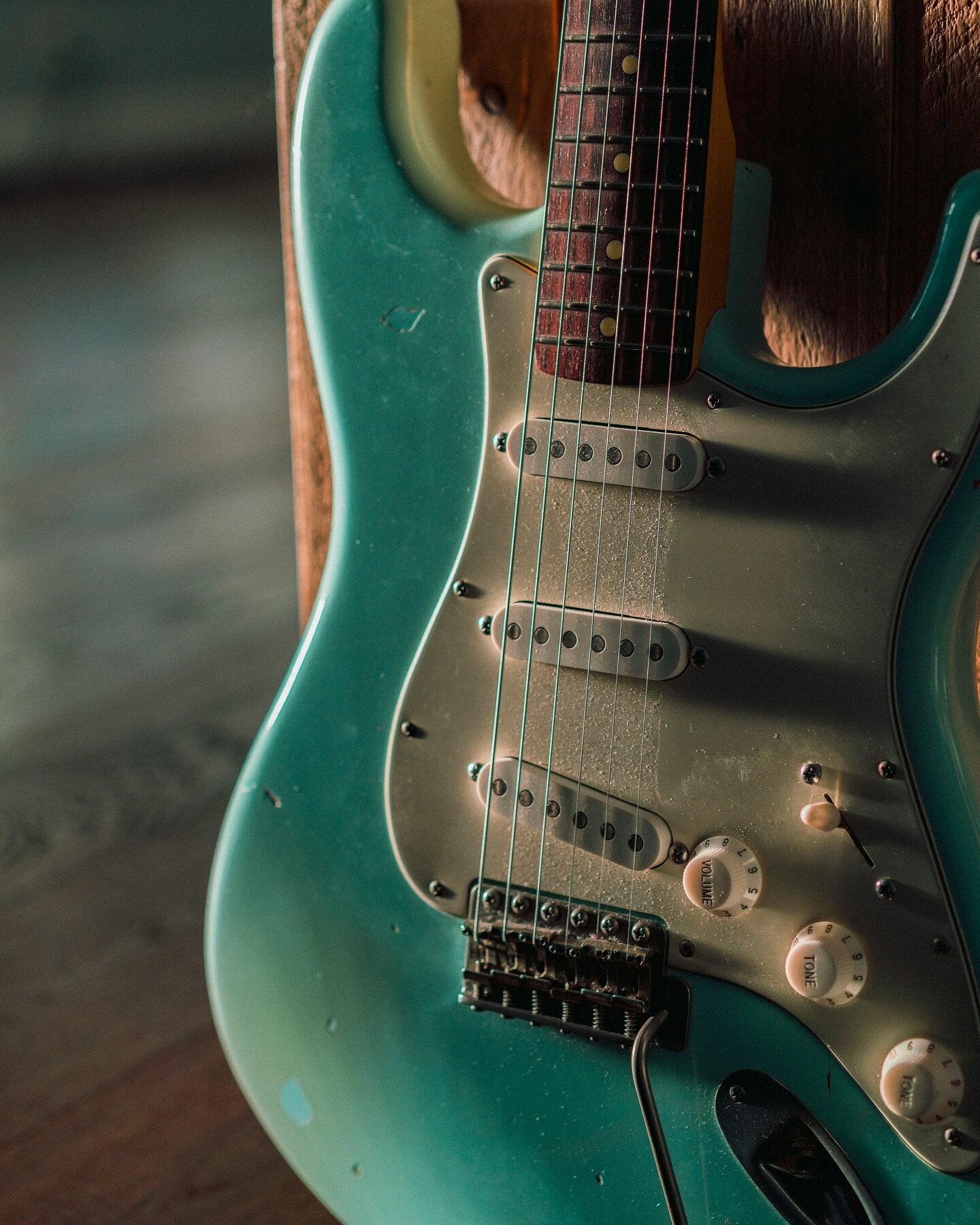 Diffuse, late afternoon light across the body of a guitar. What could be better? 
.
#straturday #stratocaster #fenderstratocaster #direstraits #strat #guitarphotography