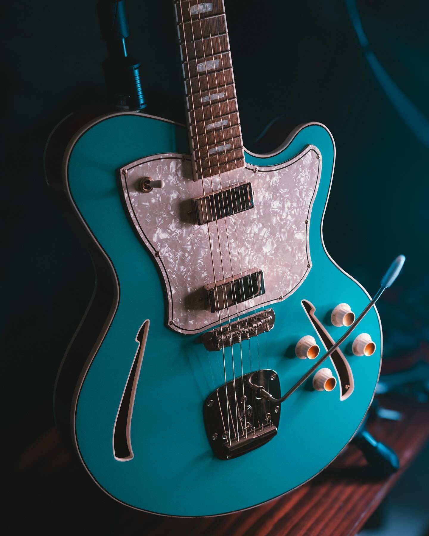Cool as ice 🧊 @kauerguitars Super Chief in Taos Turquoise with tortoise purfling and white binding, @masterybridge Trem and @descendantvibrato Bridge, and @lollarpickups Firebird / Mini Humbucker combo. Jaw dropper. 

Check out the full demo on my ?