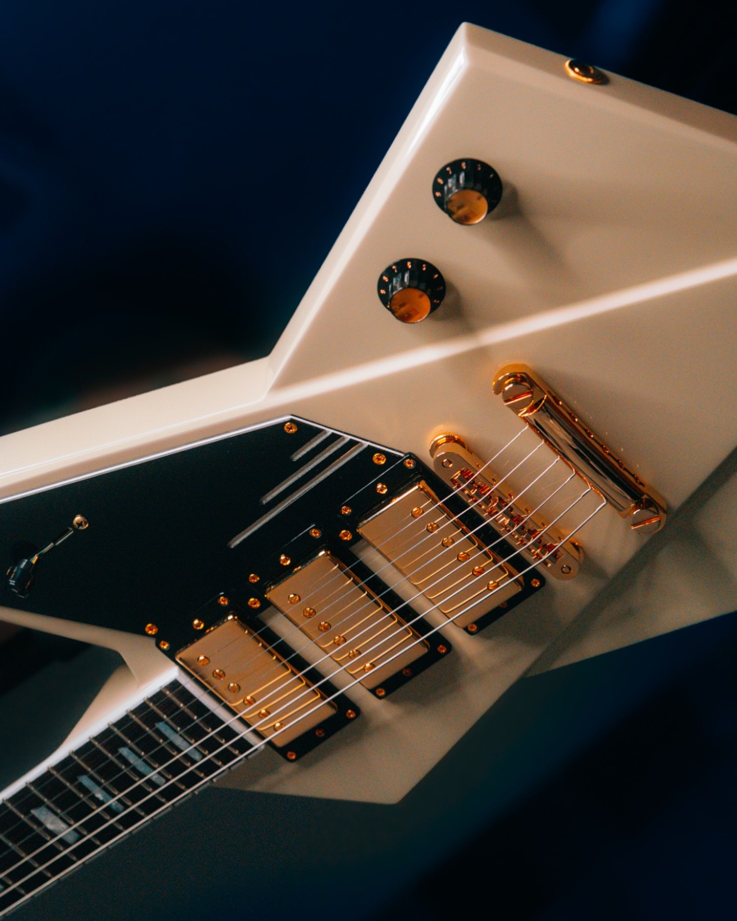 @kauerguitars Gripen, soaring overhead 🛩️ 

#guitar #guitarplayer #guitarist #kauerguitars #guitars #guitarsolo #humbucker