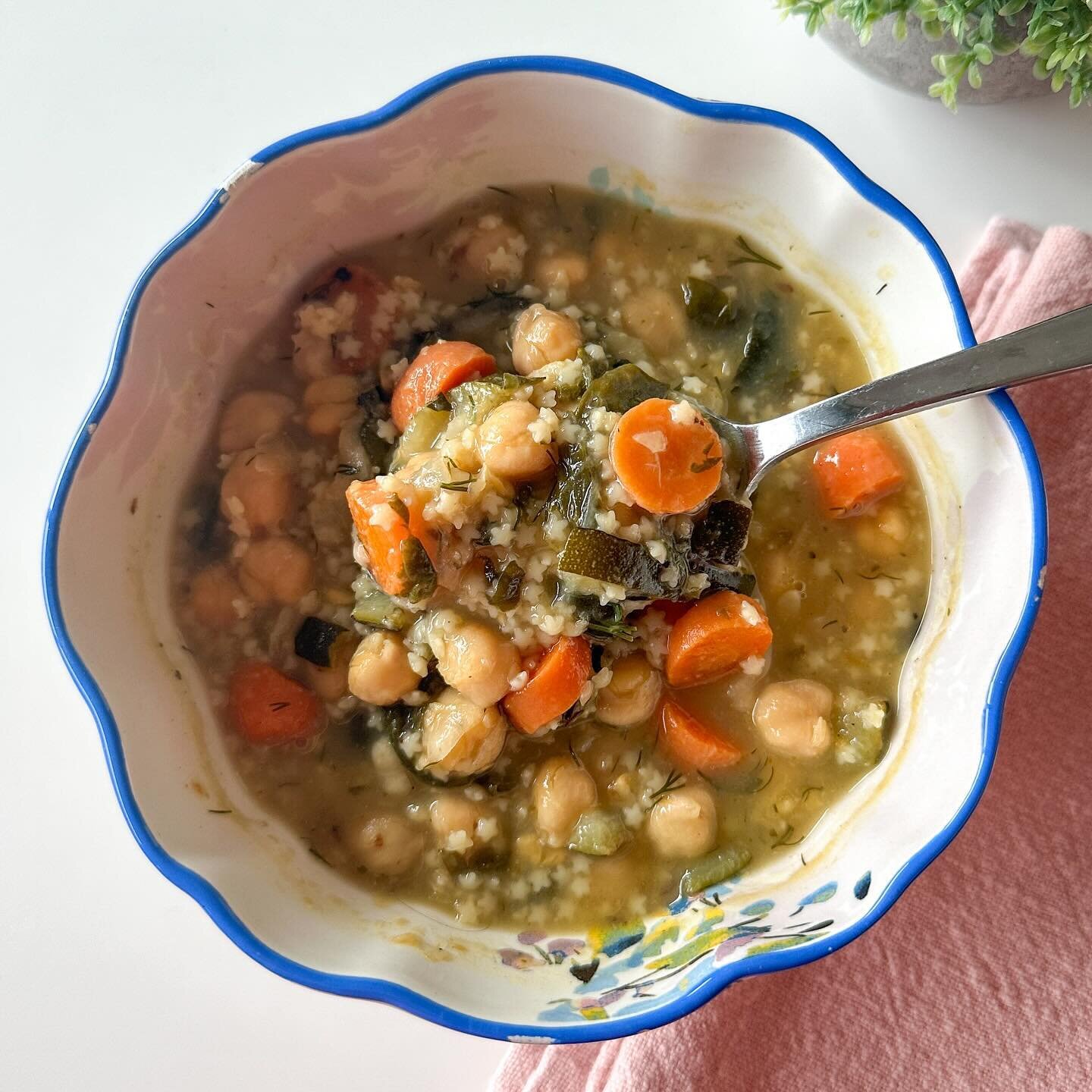 ✨lemony chickpea veggie soup with pastina✨
It was a cold, rainy night and I was craving chicken soup but didn&rsquo;t have any chicken. I did have a can of chickpeas, and while I love using chickpeas for many recipes, I have never made a soup with th