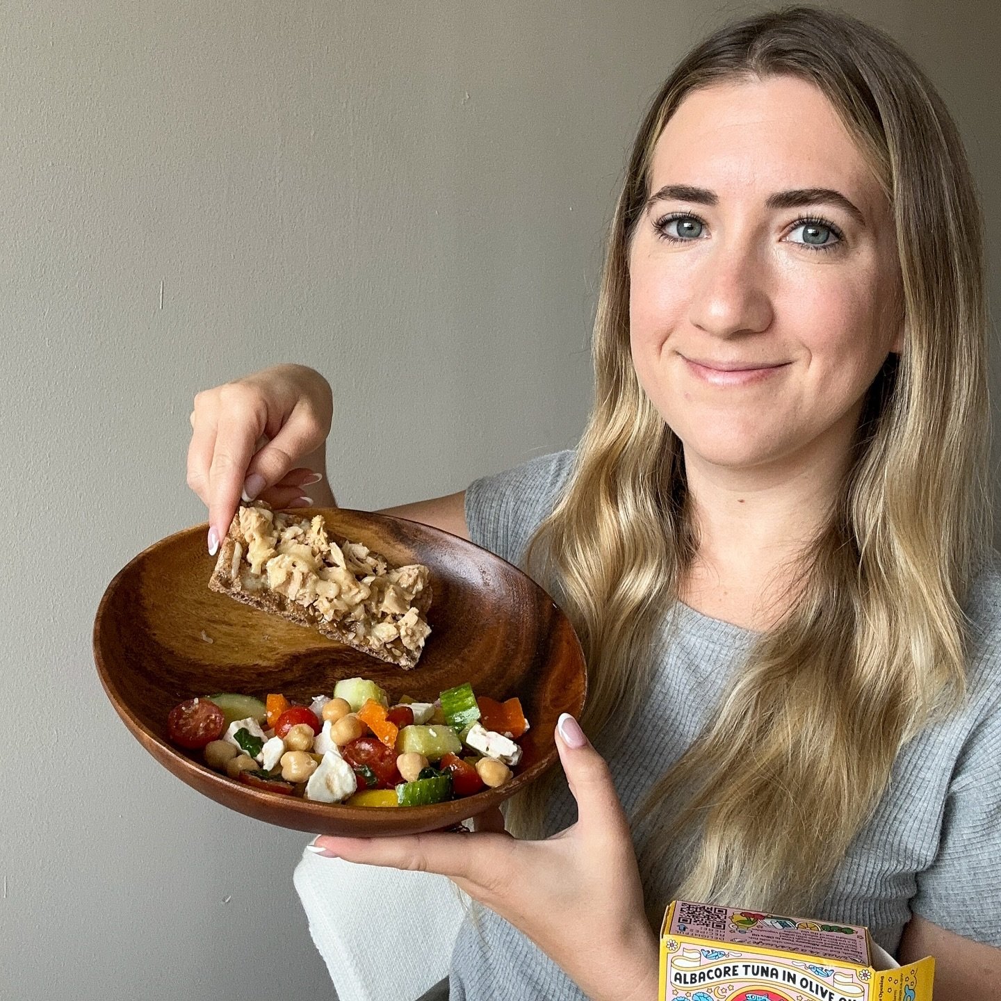 ✨ TUNA MELT &amp; COLORFUL SALAD WITH CHICKPEAS✨
This is my favorite easy WFH lunch! We love making a big colorful salad at the beginning of the week to have on hand. This one has tomatoes, cucumbers, orange &amp; yellow bell pepper, feta, chickpeas,