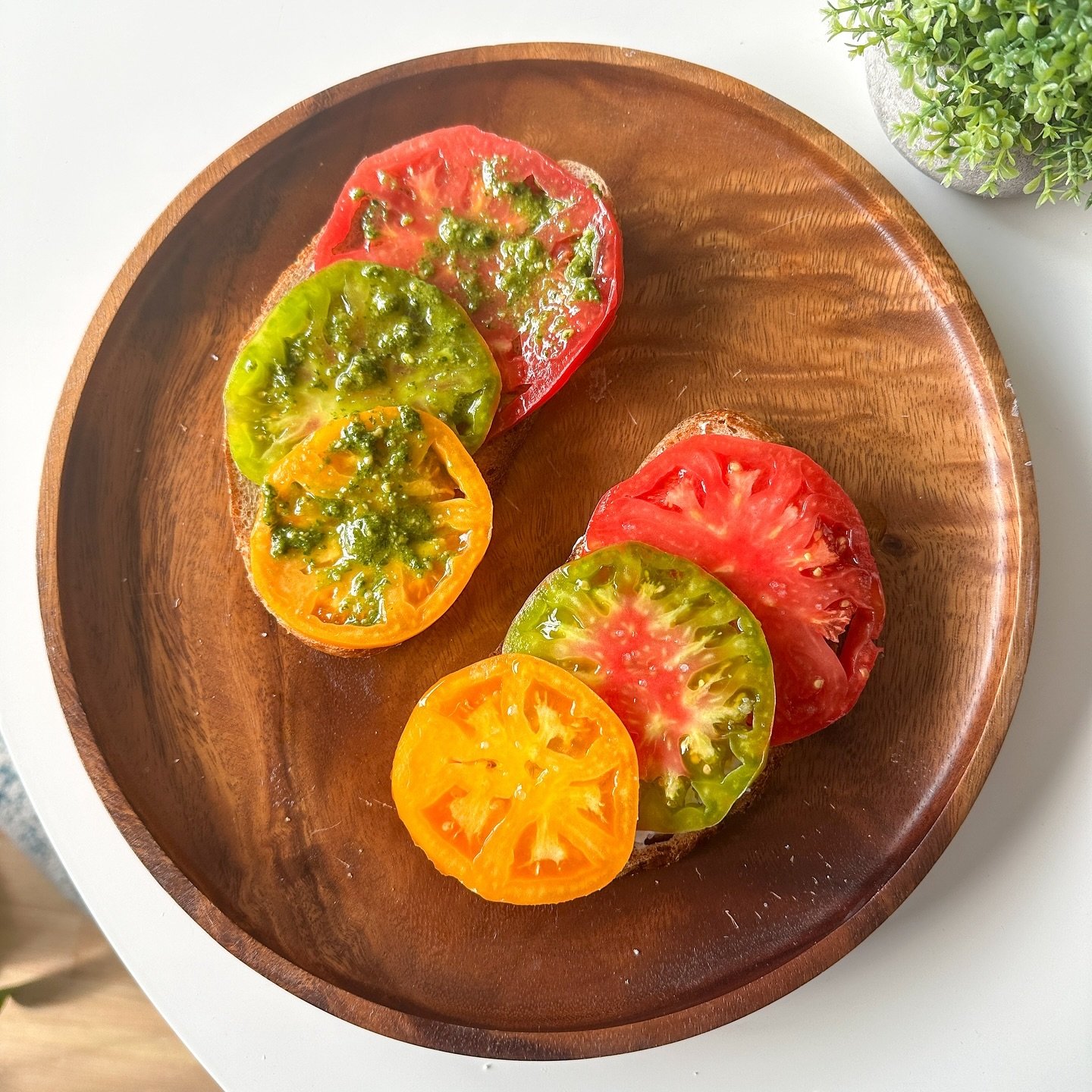 ✨FARMER&rsquo;S MARKET TOMATO TOAST✨
This is from the end of the summer but still wanted to share its beauty, and because tomato toast is a year-round fave on my breakfast table!! All you need is good tomatoes, good bread (preferably sourdough but an