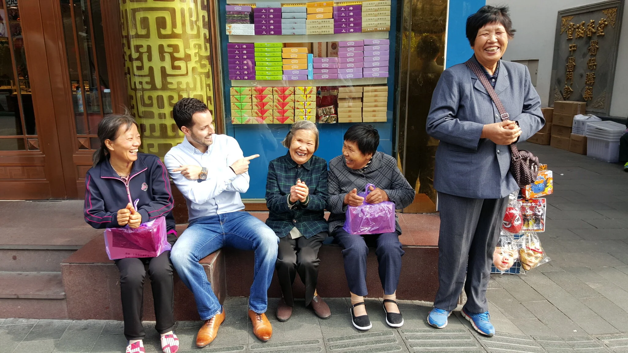 VOYAGELA-MAGAZINE-PHOTOS-GEORGE-STROUMBOULIS-CHINA-SHANGHAI-ELDERLY.jpg