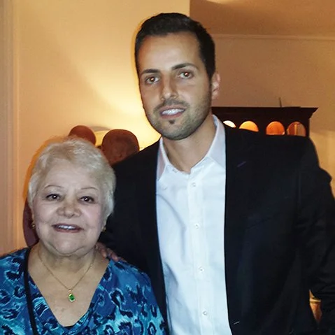 GREECE'S BIGGEST MUSIC LEGENDS AT AN IMPROMPTU CONCERT - MIMIS PLESSAS AND MARY LINDA
