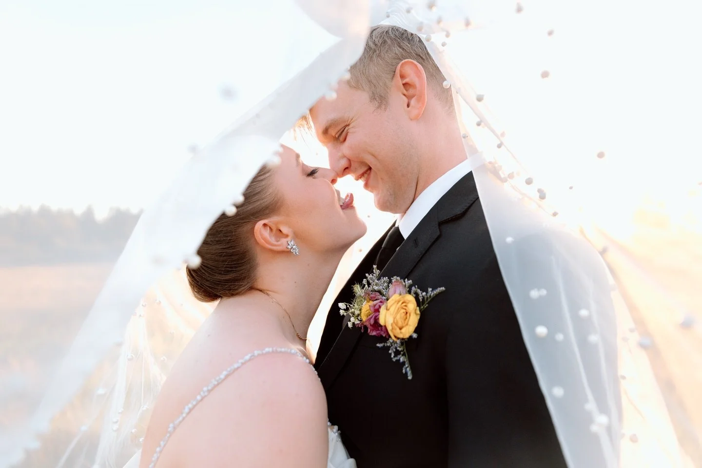 ✨wabi-sabi✨

It&rsquo;s the kind of beauty that doesn&rsquo;t beg for attention.
It&rsquo;s golden hour light and a kiss on the tongue. 

Couple: @kimroseozzy &amp; Phillip Mason
Planner: @vareuseventspdx 
Catering: @ripcitygrill 
Rentals: @ardeneven