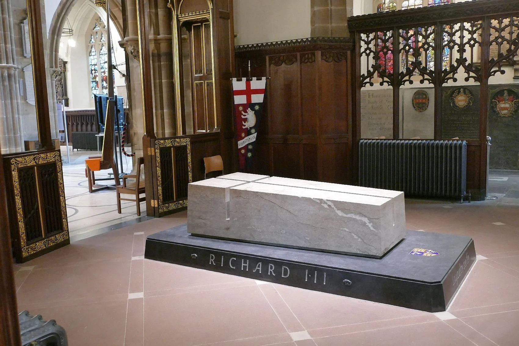 The tomb is marked by a cuboid of limestone, immaculately