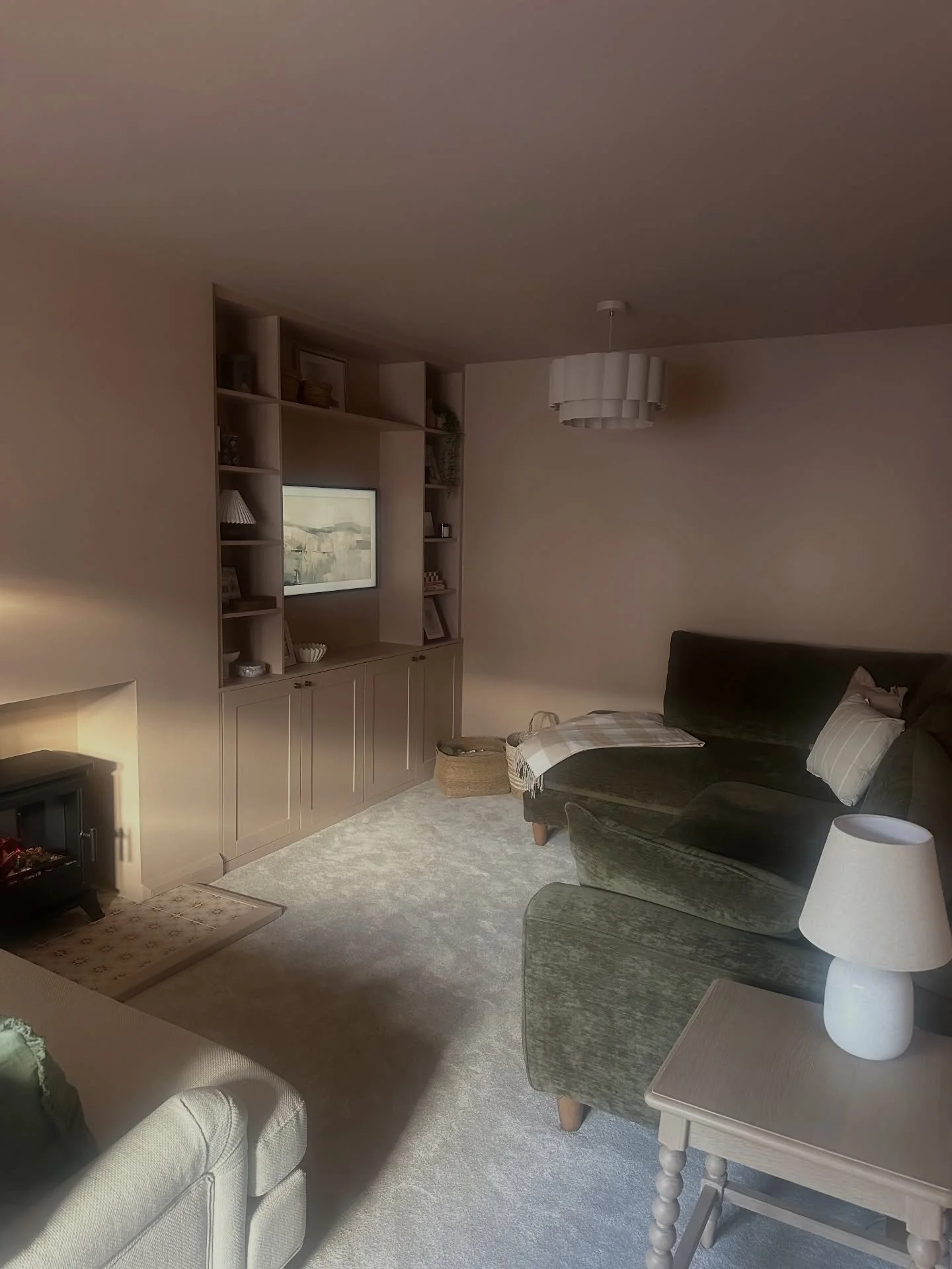 Sophie&rsquo;s living room before and after 🛋️✨

From a cold white and grey box to a cosy plaster pink living room using the beautiful Piglet paint colour by @coatpaints to colour drench the room. 

Here&rsquo;s what Sophie has done to transform her