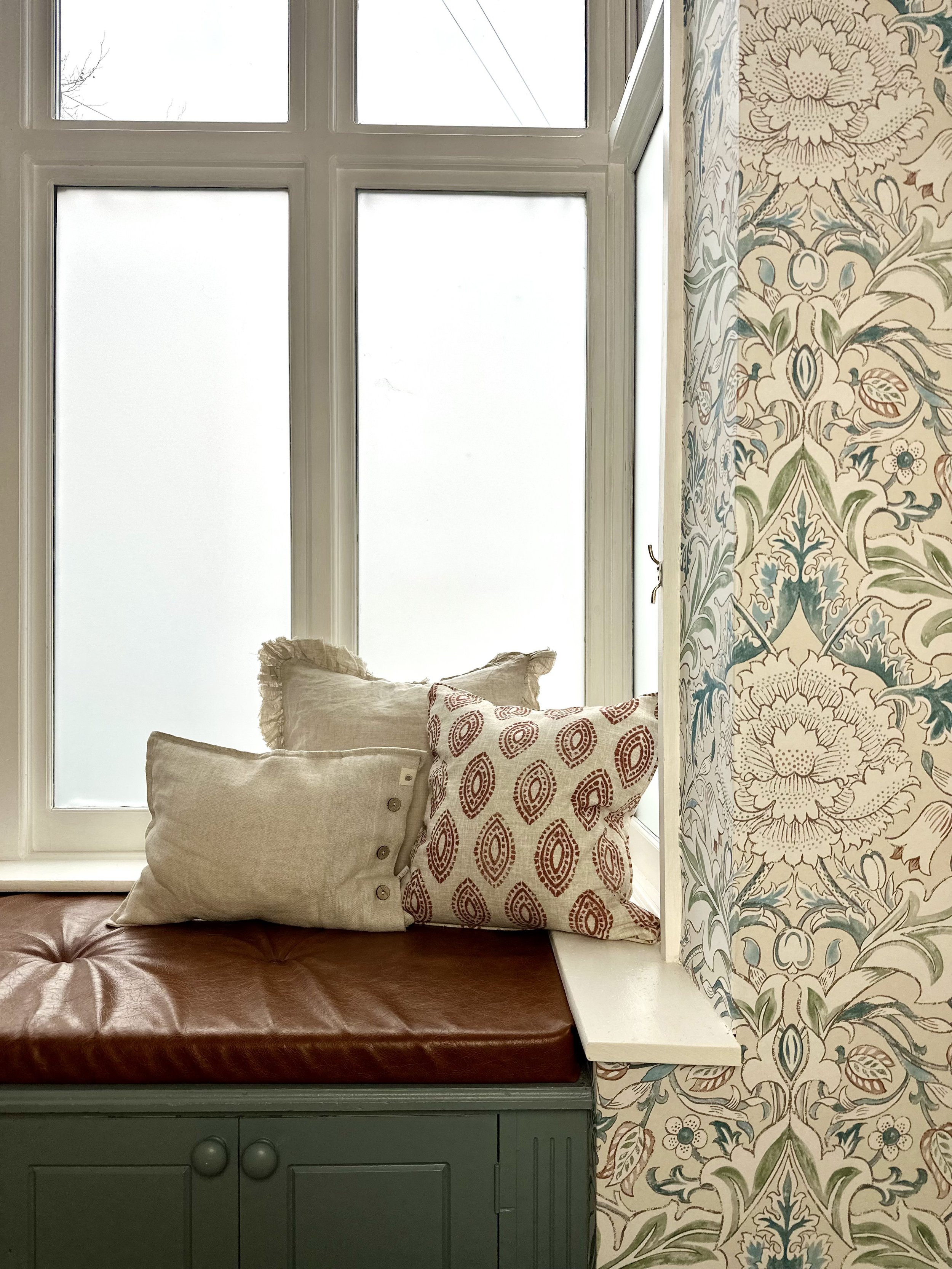 Bay window seat with built in storage