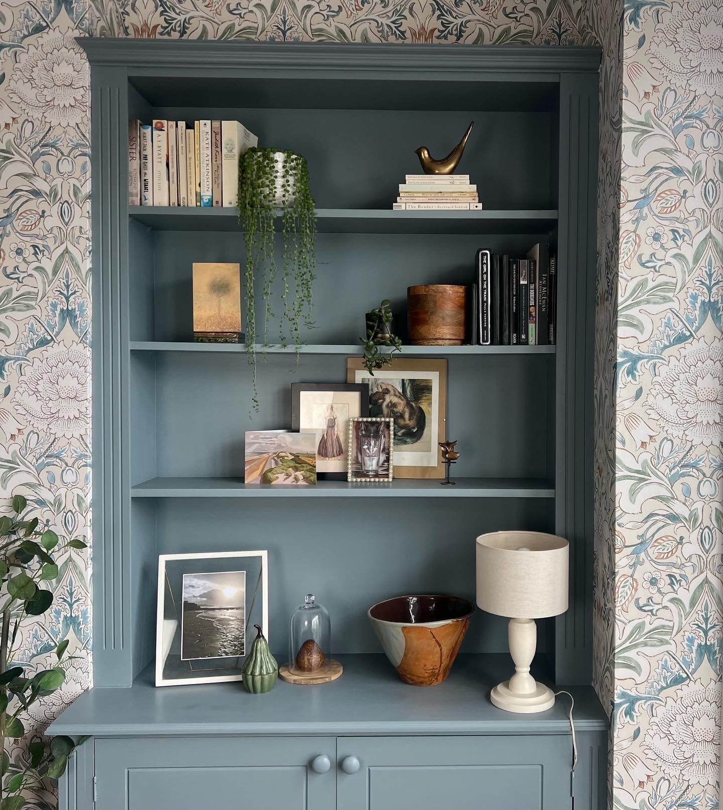 Timeless Living Room Built In Shelves And Accessories