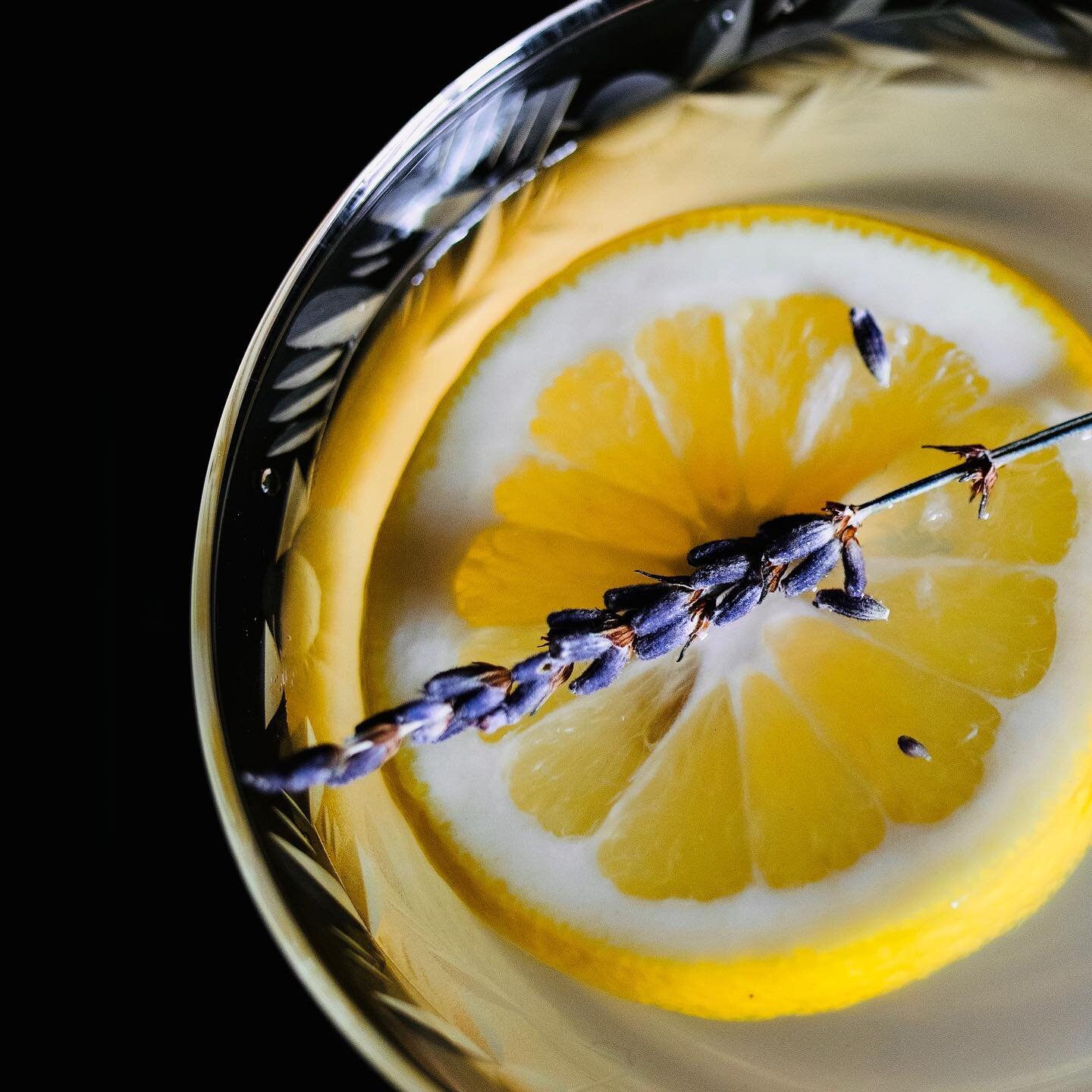 What flavor pairs beautifully with lavender? Lemon, of course! Lavender adds a unique floral note that makes the perfect combination with lemon and different spirits- but especially with gin! Swipe through to see some other popular drinks we recommen